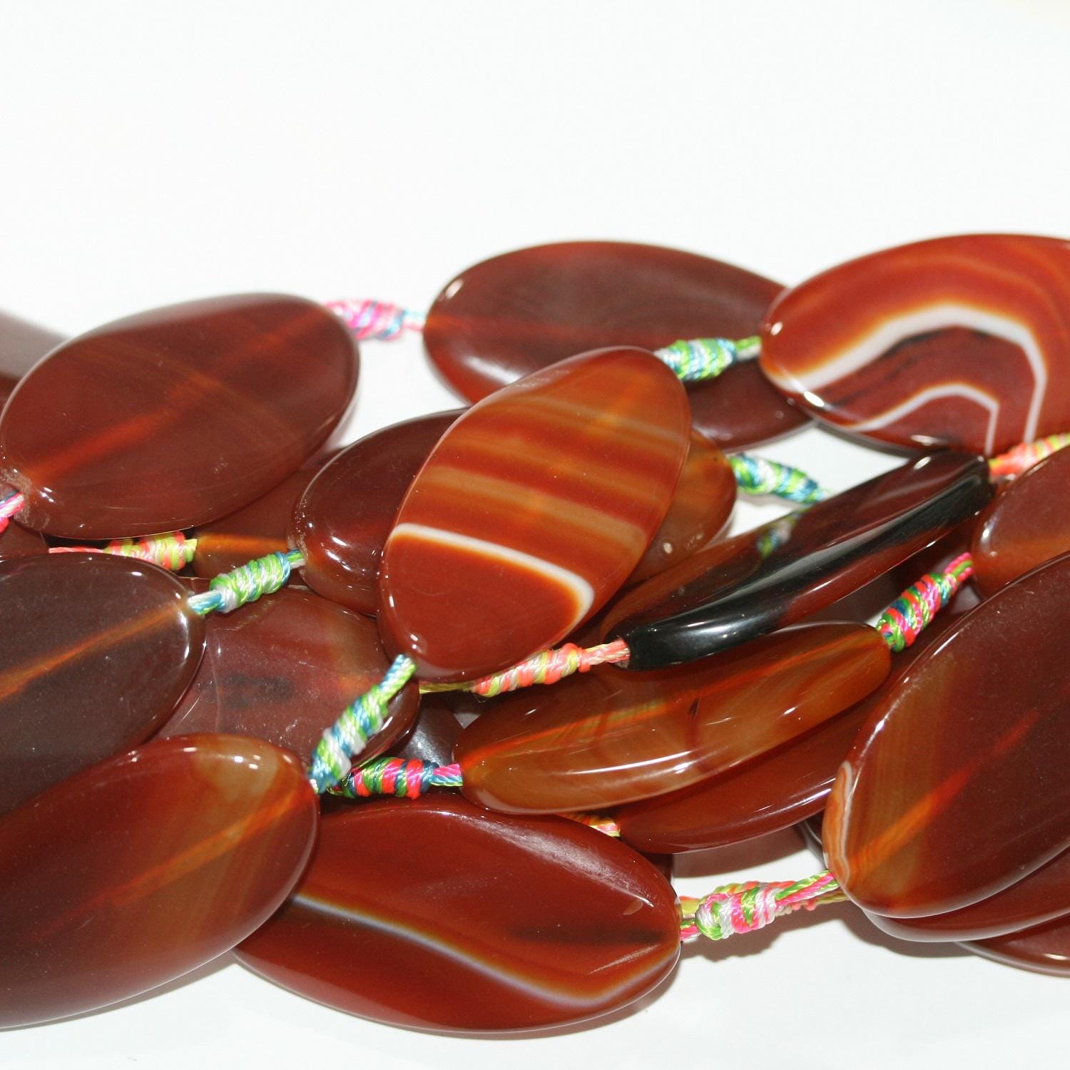 Cuentas ovaladas lisas rayadas de cornalina de 48 cm, 50 x 25 mm (aprox. - Hilo de 43 cm)