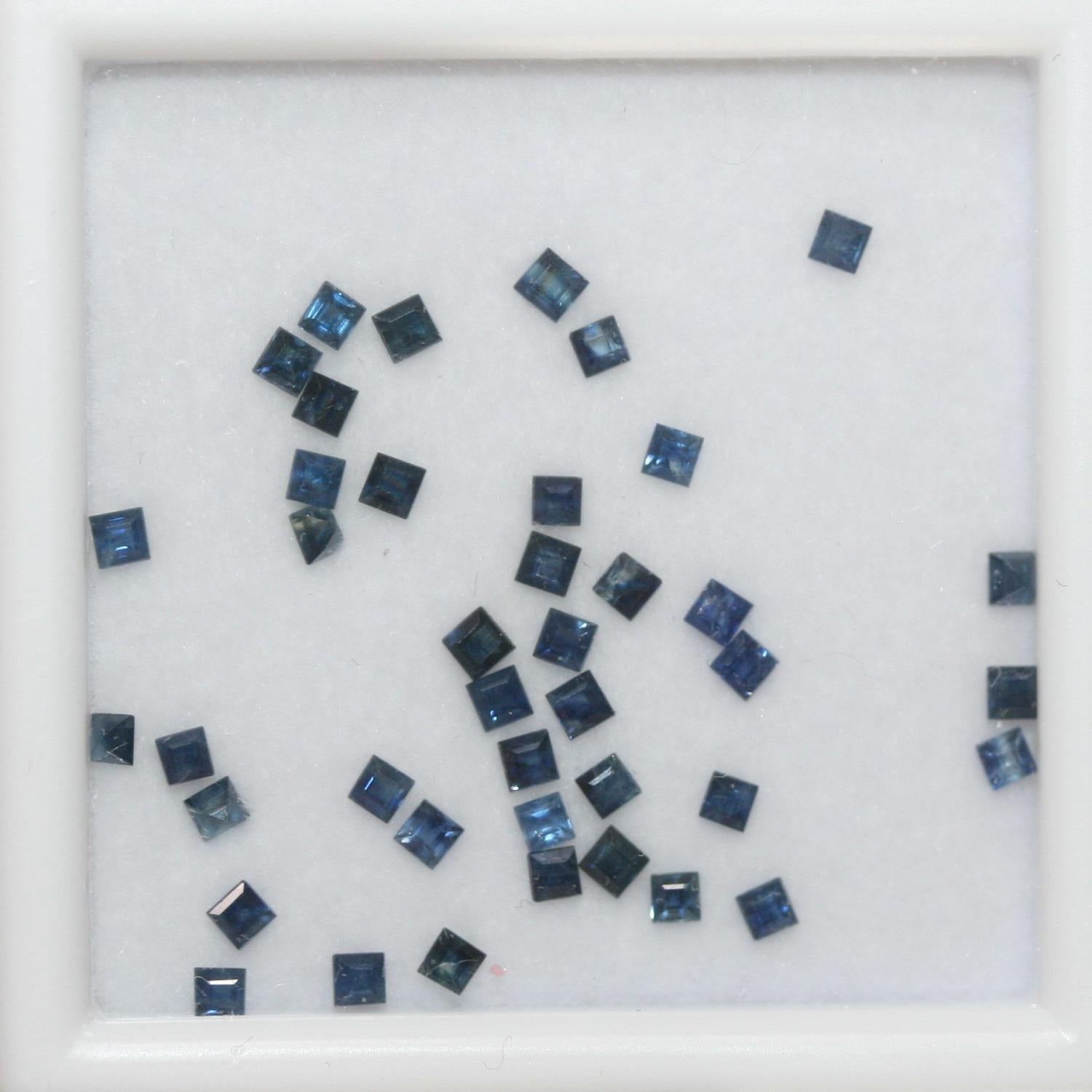 Lot de saphirs bleus facettés carrés de 2 mm (2 ct).