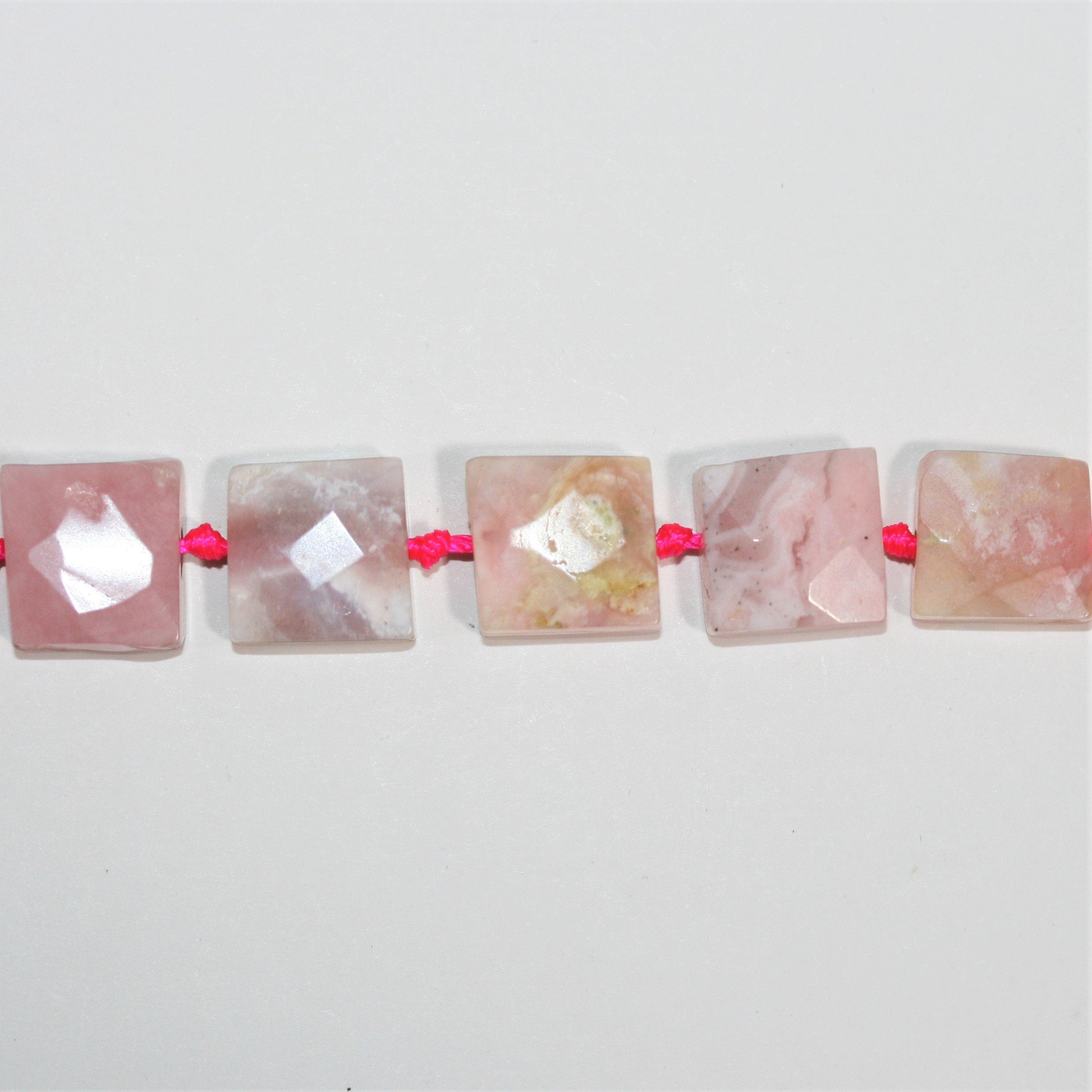 Cuentas cuadradas facetadas de ópalo rosa de 16" de 13-14 mm - Hilo de 40 cm.