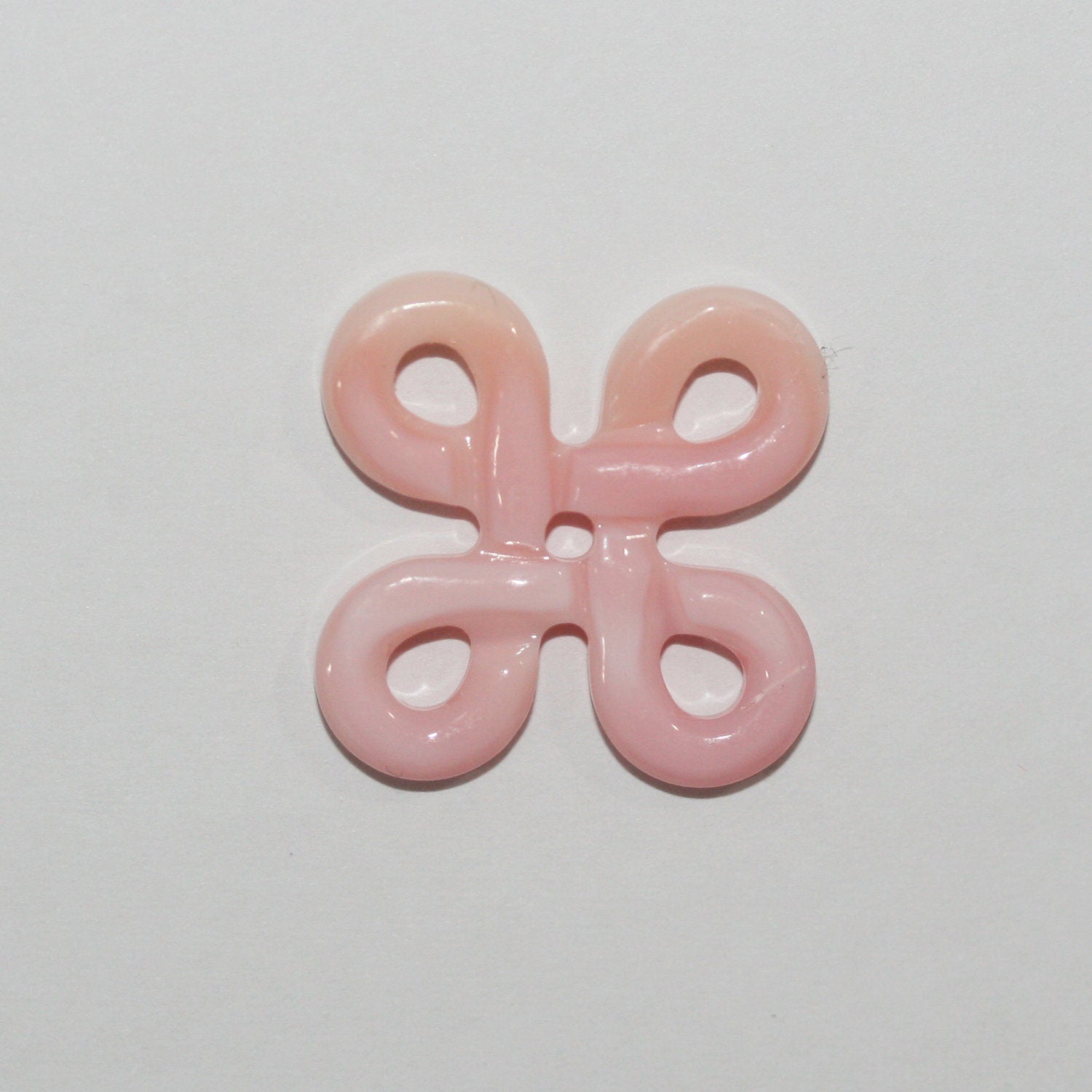 Pendentif sculpté en coquillage rose naturel 14-15 mm (1 paire)