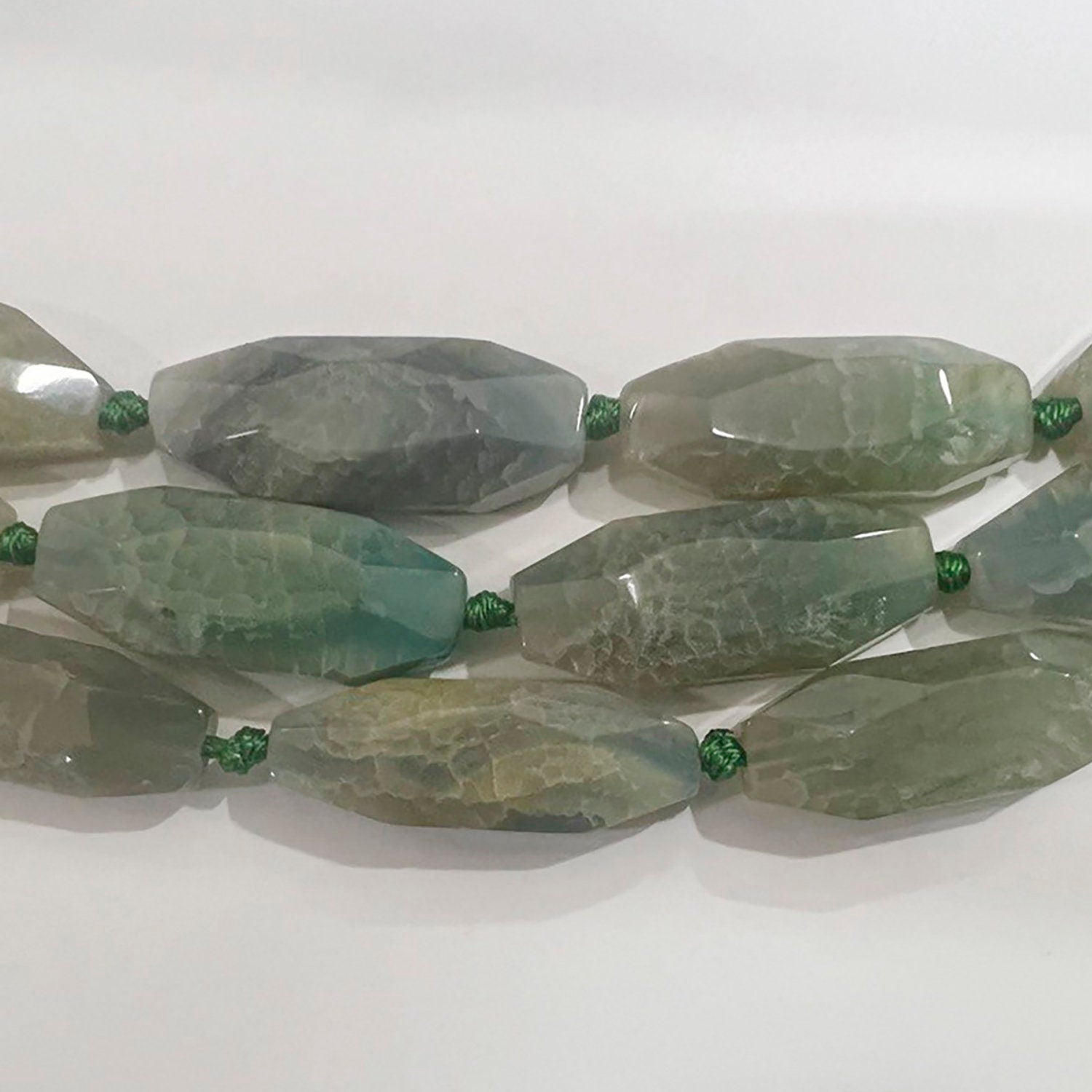 Perles cylindriques à facettes en agate verte St de 40 x 15 mm (16 pouces) - Fil de 40 cm (40 pouces)