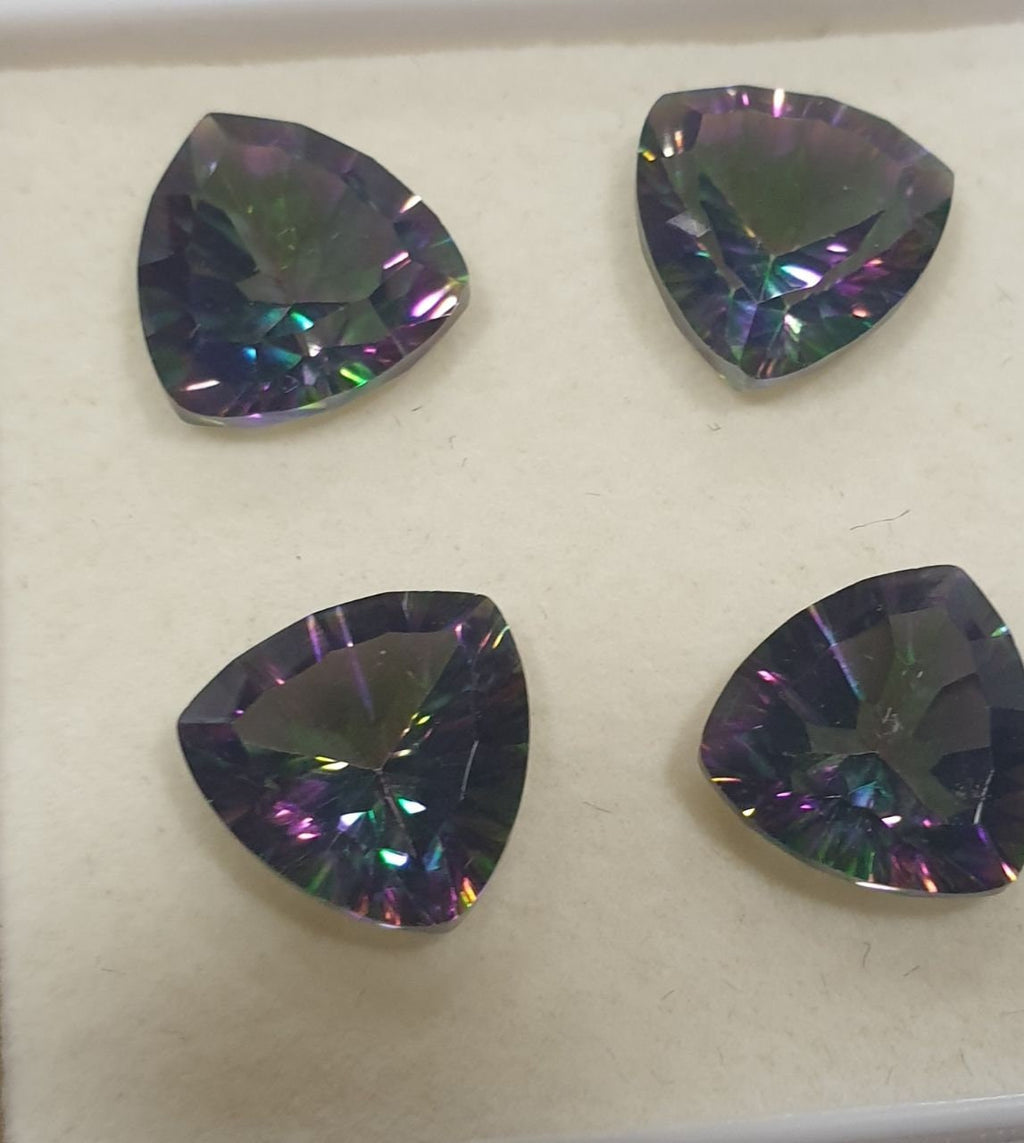 Lote de 4 cuarzos místicos facetados de 10 mm. Corte láser. Talla milenaria. Precio al por mayor. Color único.