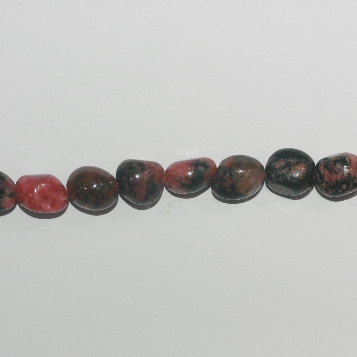 Perles de rhodonite St lisses en pépites de 15 pouces, 9-11 mm environ - Longueur du fil : 39 cm.