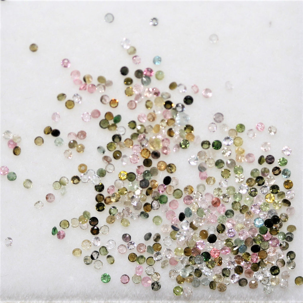 Lot mixte de tourmalines rondes à facettes de 1 mm à 2 carats