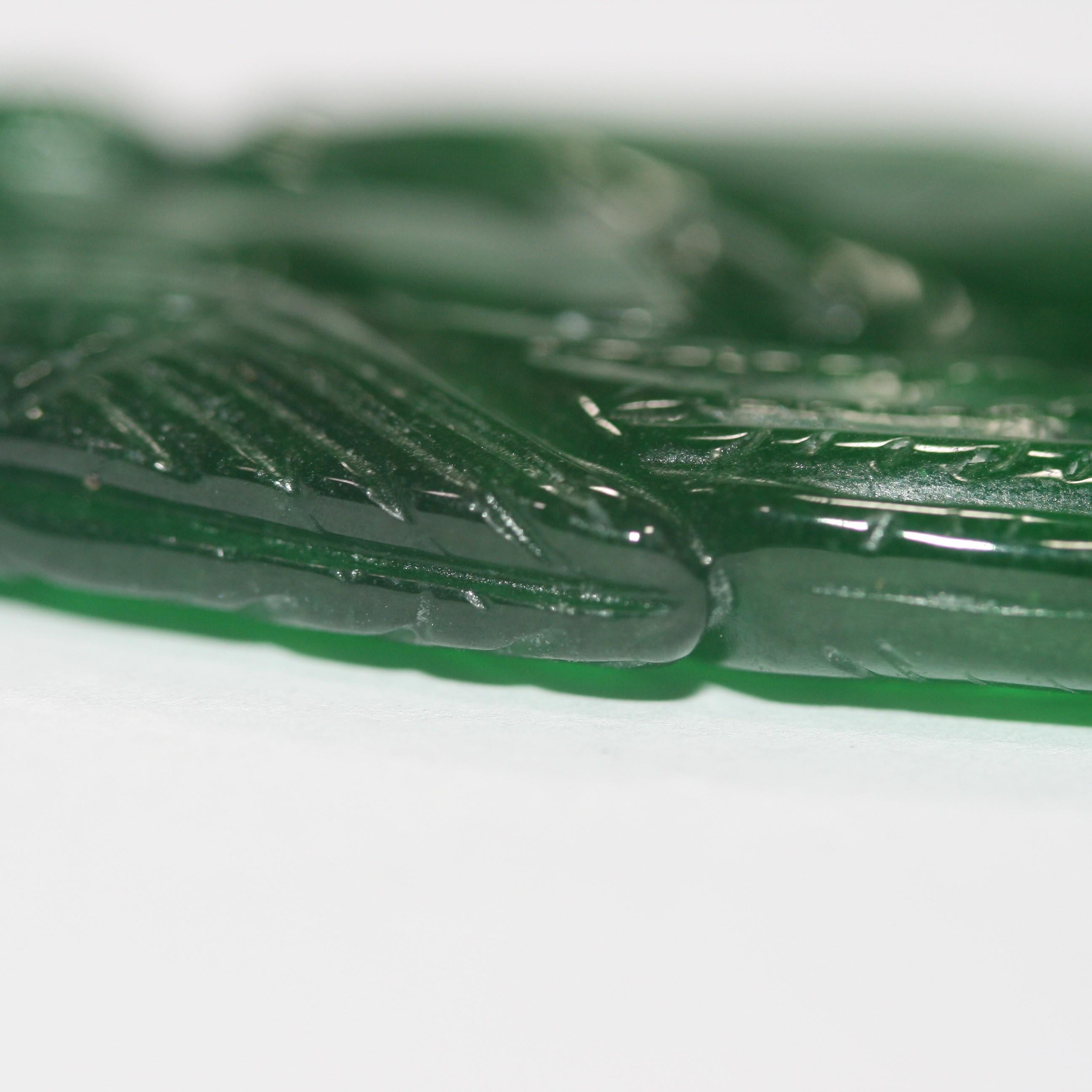 Colgante de jade verde tallado grande realmente único de 79,2 x 38 mm. - Pieza de colección Realmente única