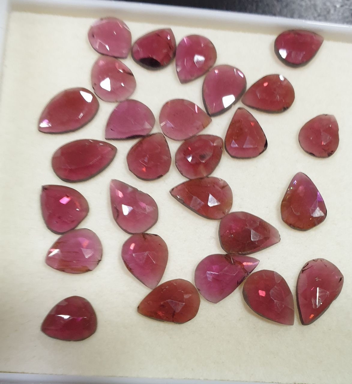 Lote de granate de corte rosa (8x6-10x7 mm) en venta al por mayor promedio (tal como está) - Granate rodolita de corte rosa