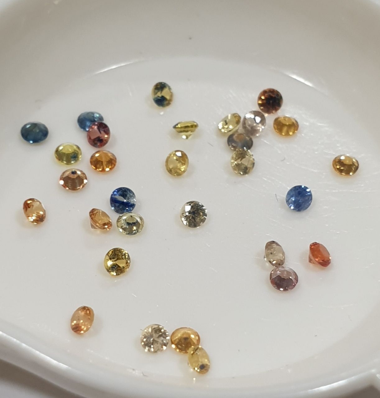 Lot de petits saphirs multicolores ronds de 1,7 mm, bleu-jaune - Saphirs naturels - Pierres calibrées - Vente en gros pour sertissage