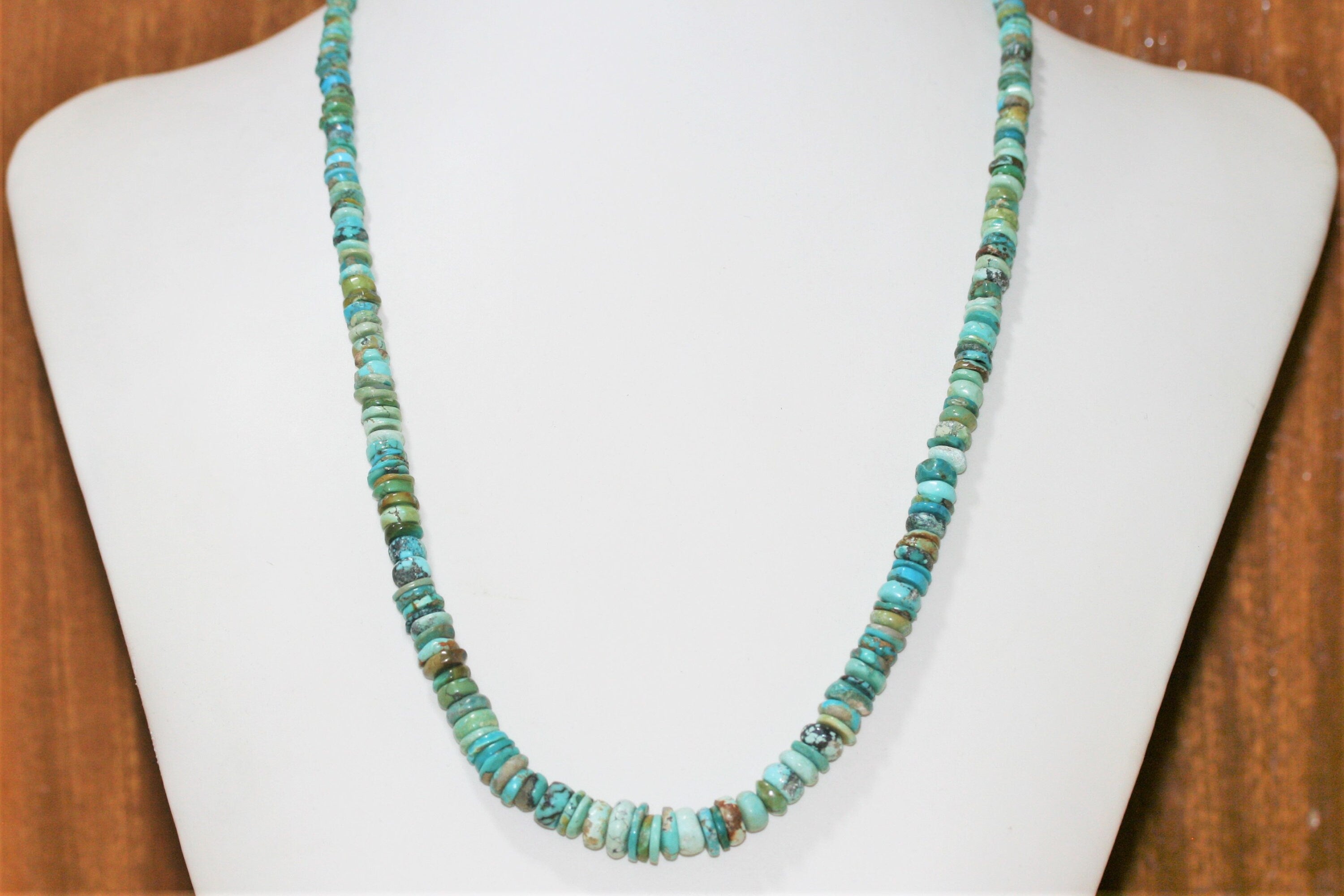 Collar de 17" de turquesa lisa en degradado de 10 x 4-5 x 1 mm. Largo aproximado: 44 cm.