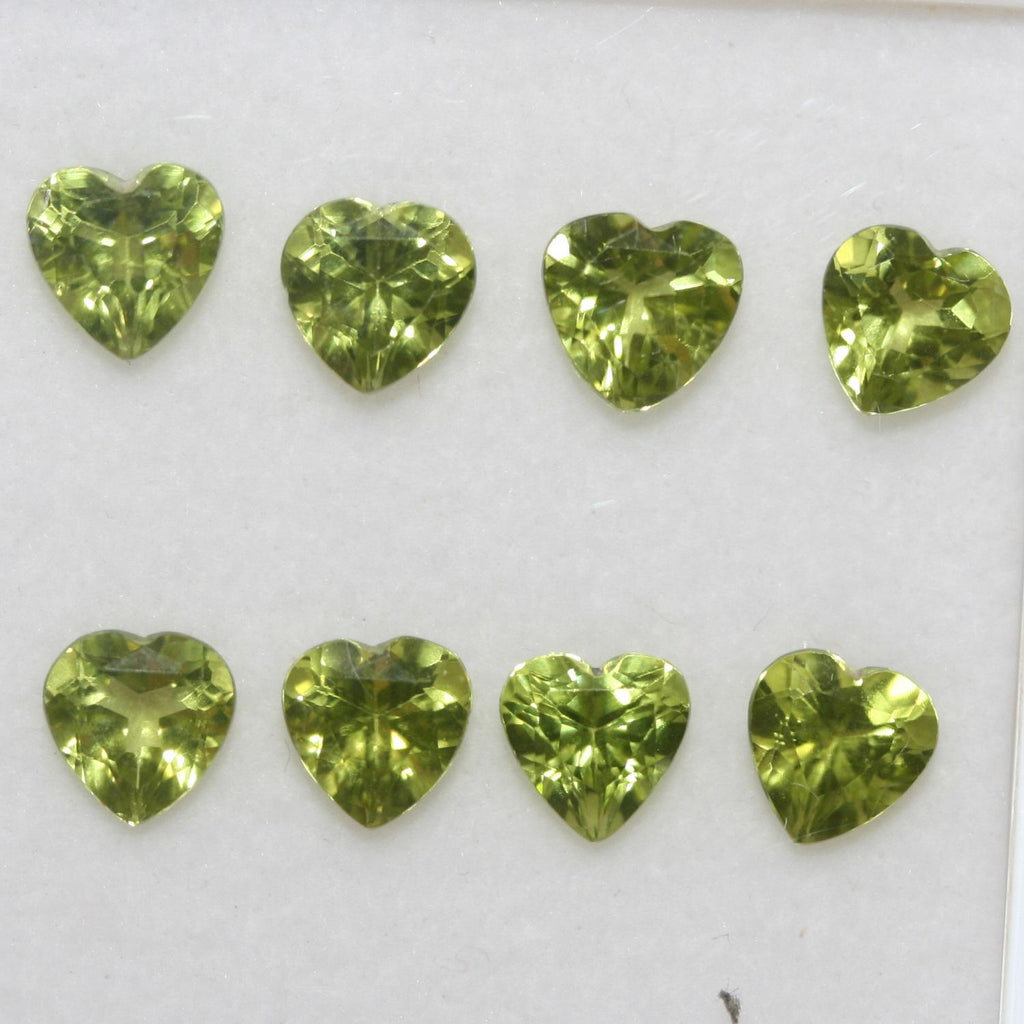 Lote de 8 piezas de peridoto facetado en forma de corazón de 6 mm (8 piezas)