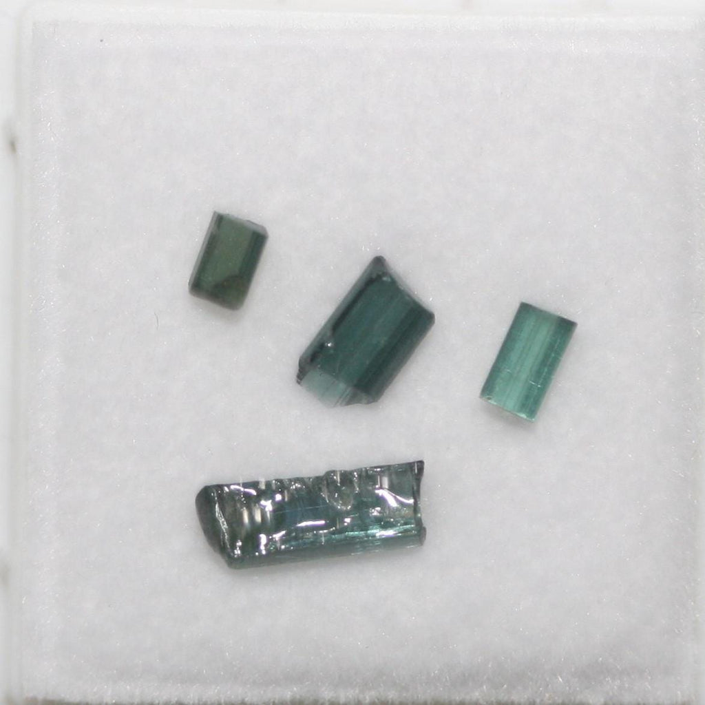 Paquete de 4 colgantes de cristal de turmalina azul verdosa en bruto sin perforar para engarzar. Piedras curativas.