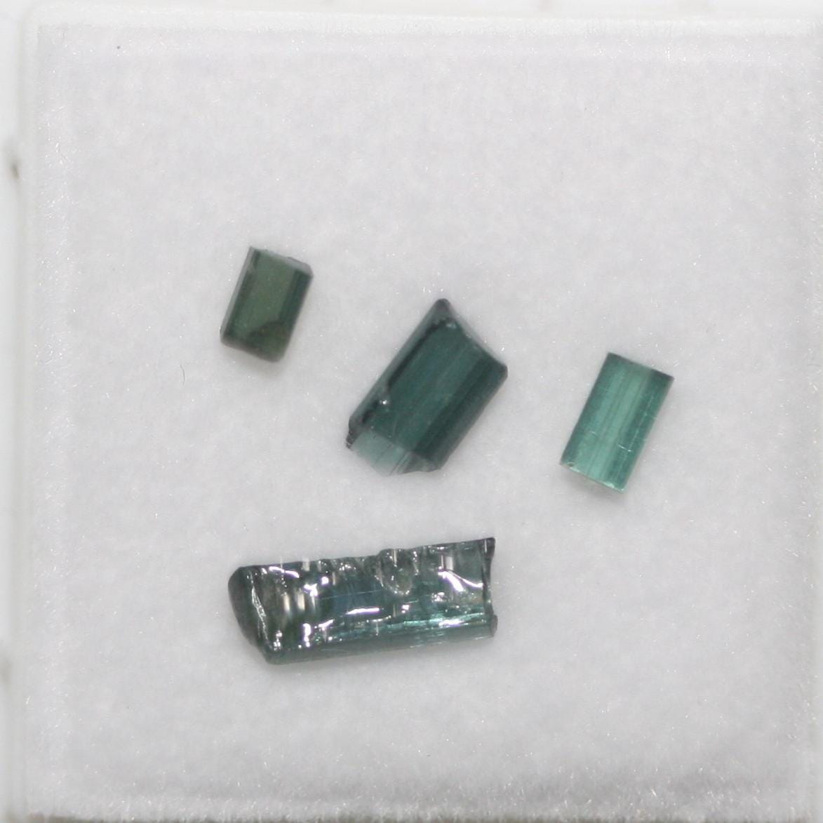 Paquete de 4 colgantes de cristal de turmalina azul verdosa en bruto sin perforar para engarzar. Piedras curativas.
