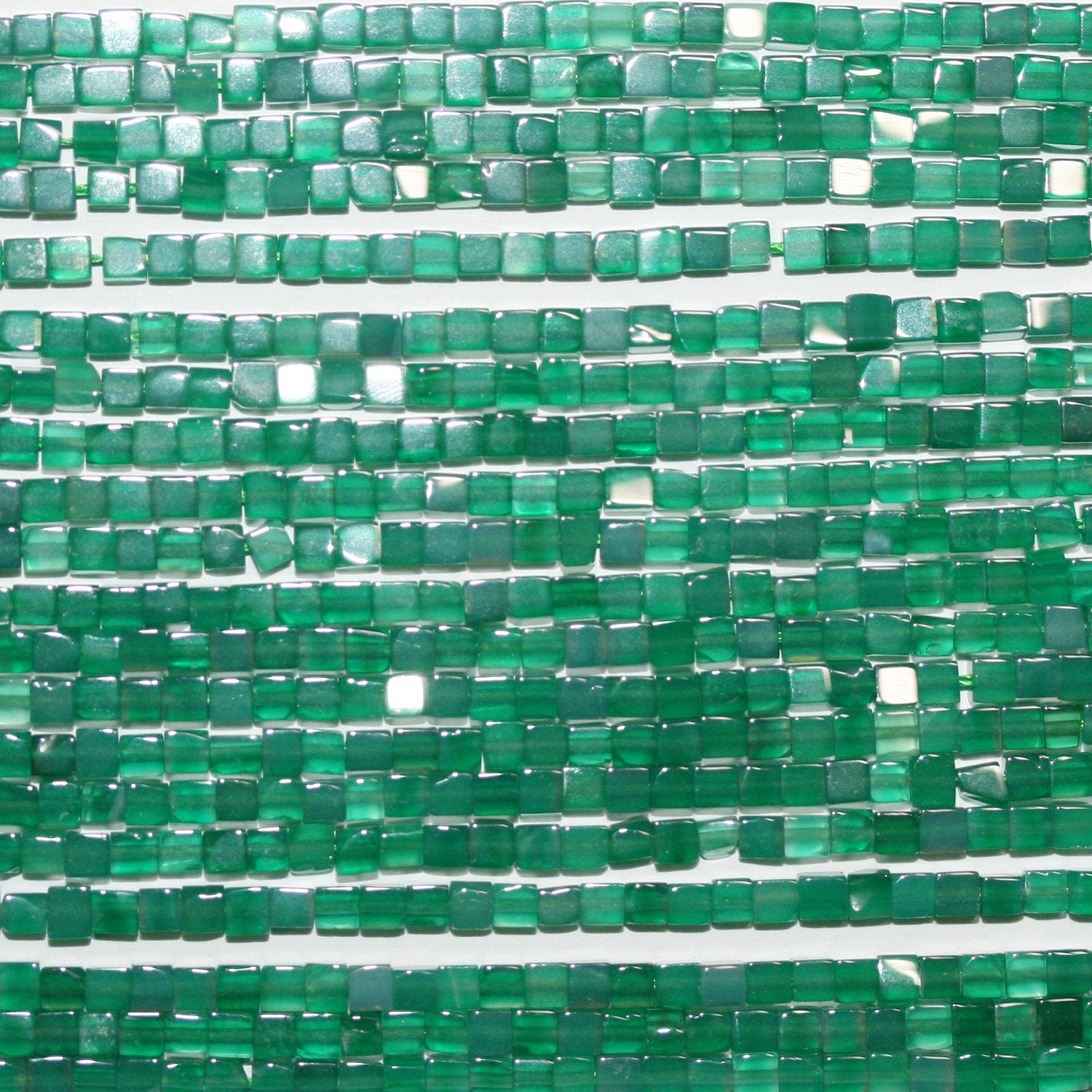 Cuentas de cubo liso de ónix verde St. de 16" de 2 mm - Hilo de 40 cm.