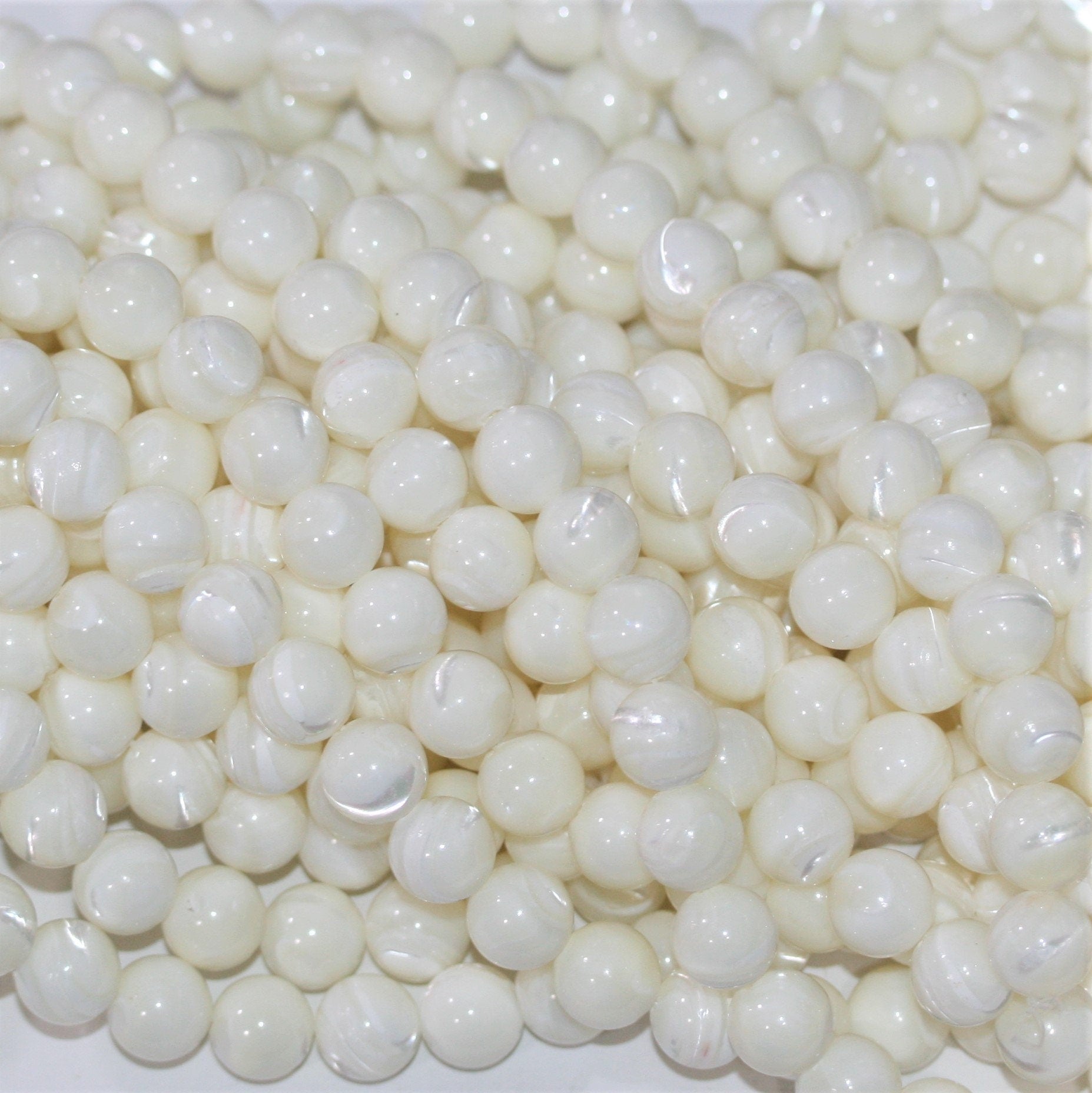 Perles rondes lisses en nacre 10 mm - Fil de 40 cm.
