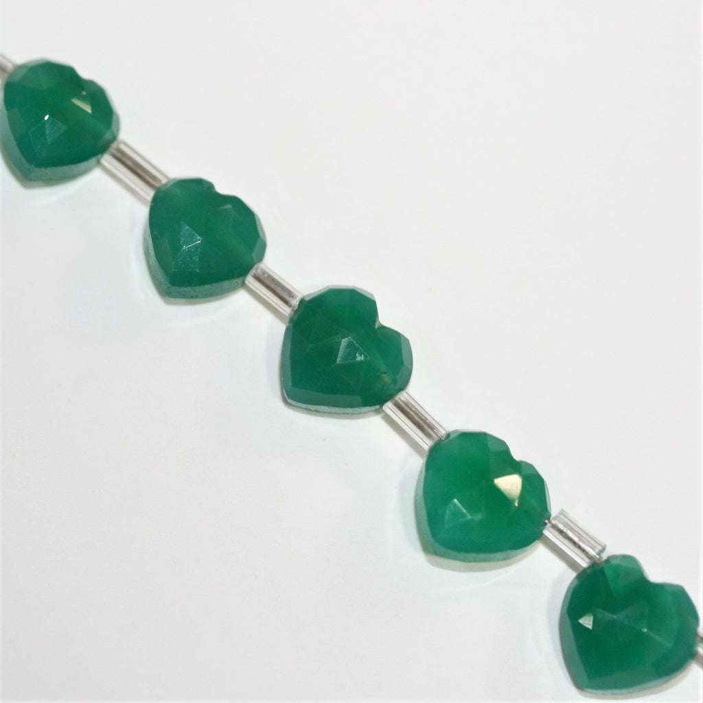 Cuentas de corazón facetadas de ónix verde St. de 5", 9-10 mm, hilo de 14 cm.