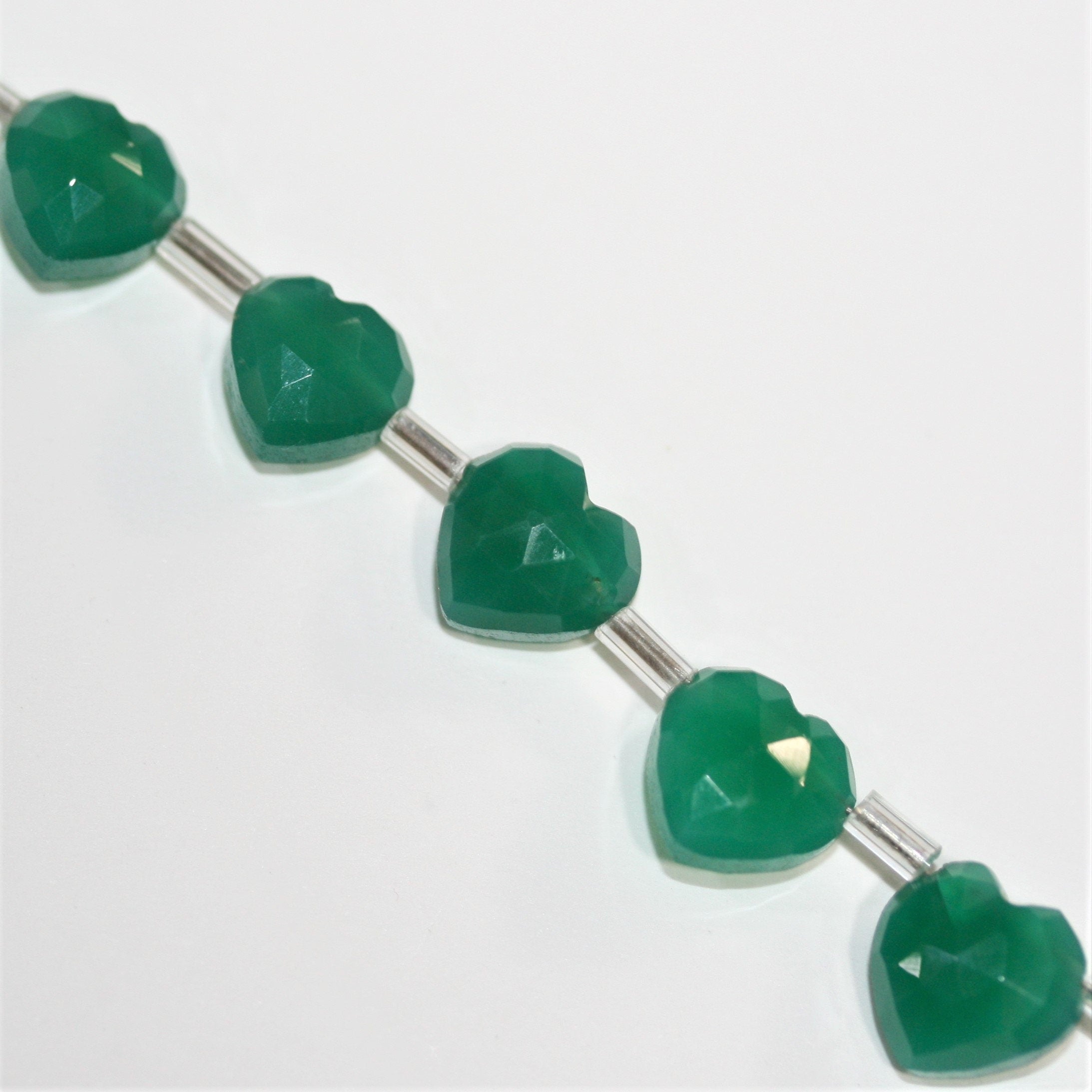 Cuentas de corazón facetadas de ónix verde St. de 5", 9-10 mm, hilo de 14 cm.