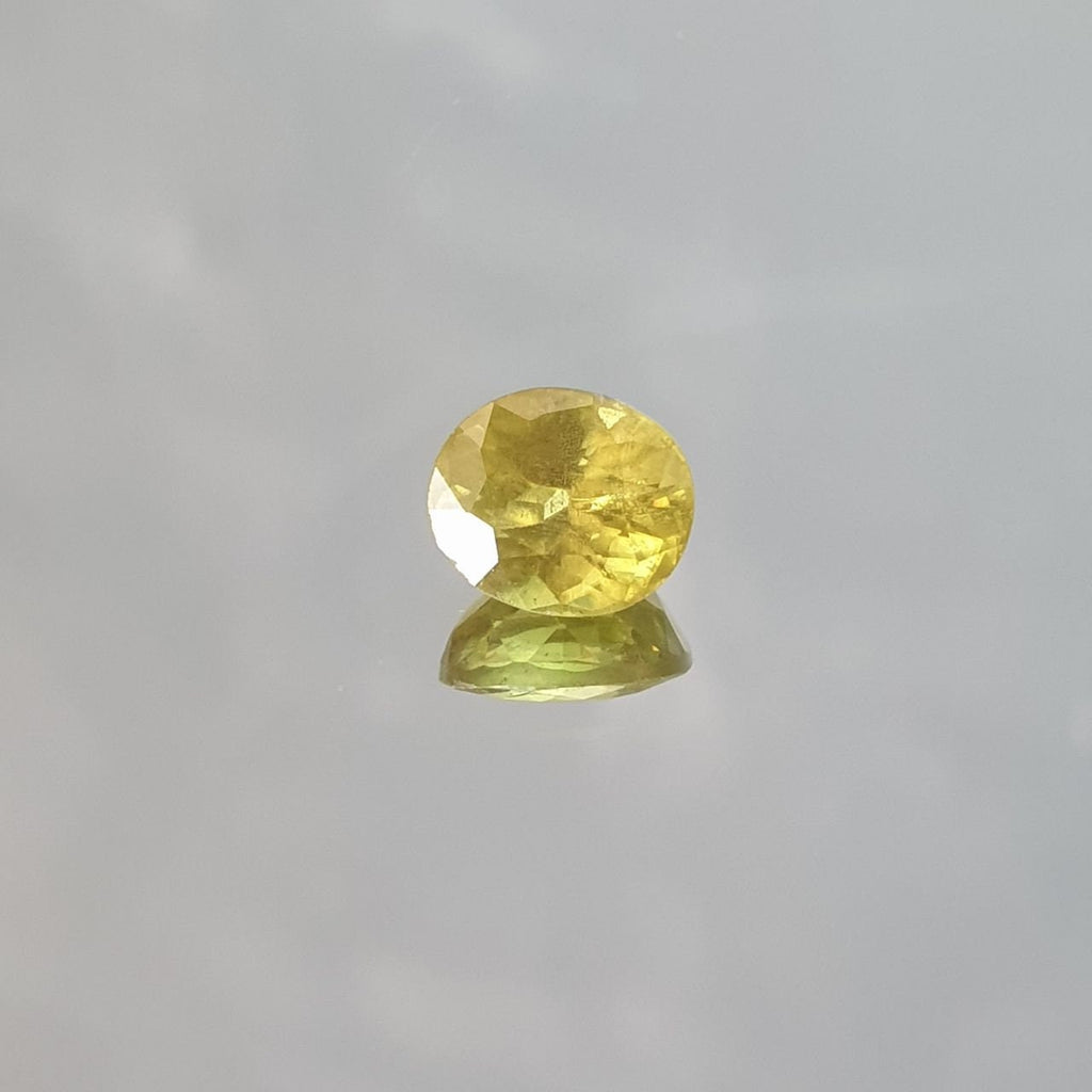 Titanita Esfena Verde Talla Ovalada 7,5x6,5mm 1,69 ct - Lote de Dispersión Natural