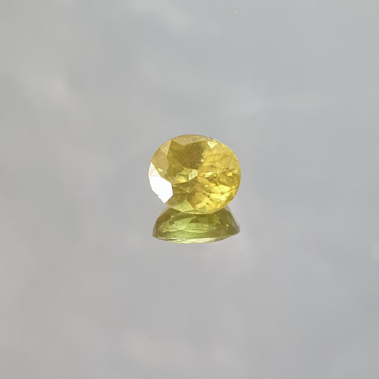 Titanita Esfena Verde Talla Ovalada 7,5x6,5mm 1,69 ct - Lote de Dispersión Natural