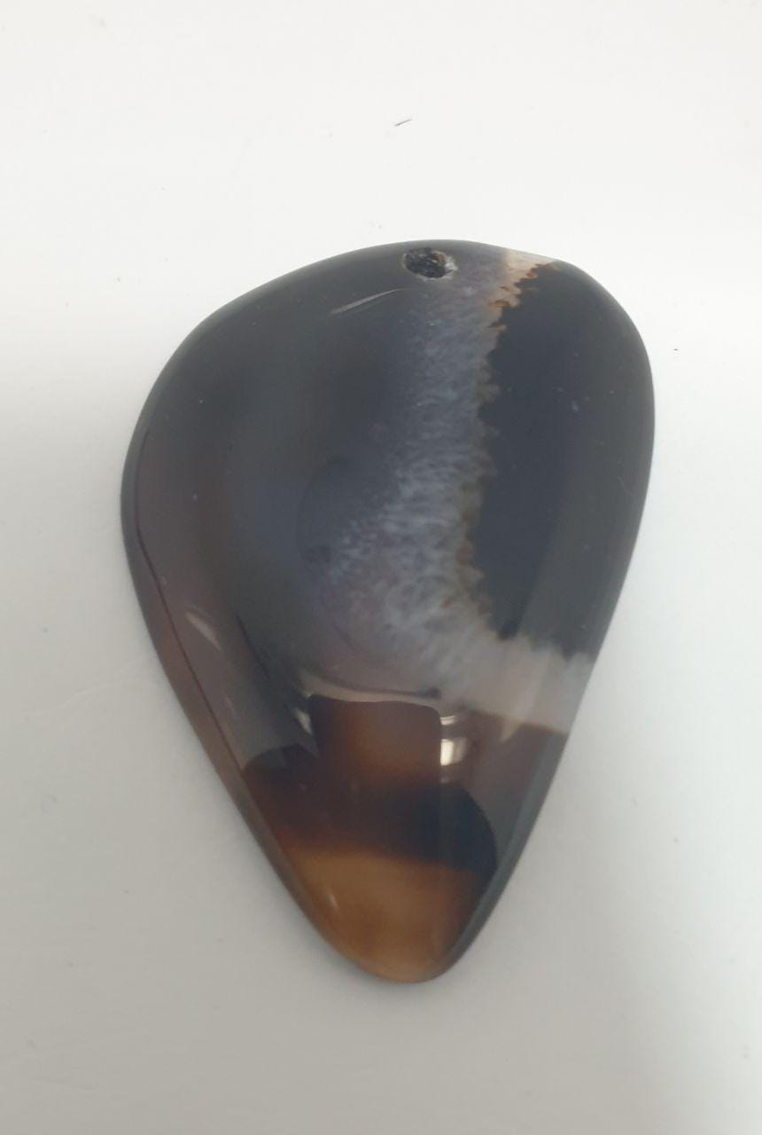 Pendentif plat en agate sardonyx, 46 x 32 mm. Pierre précieuse noire et blanche.