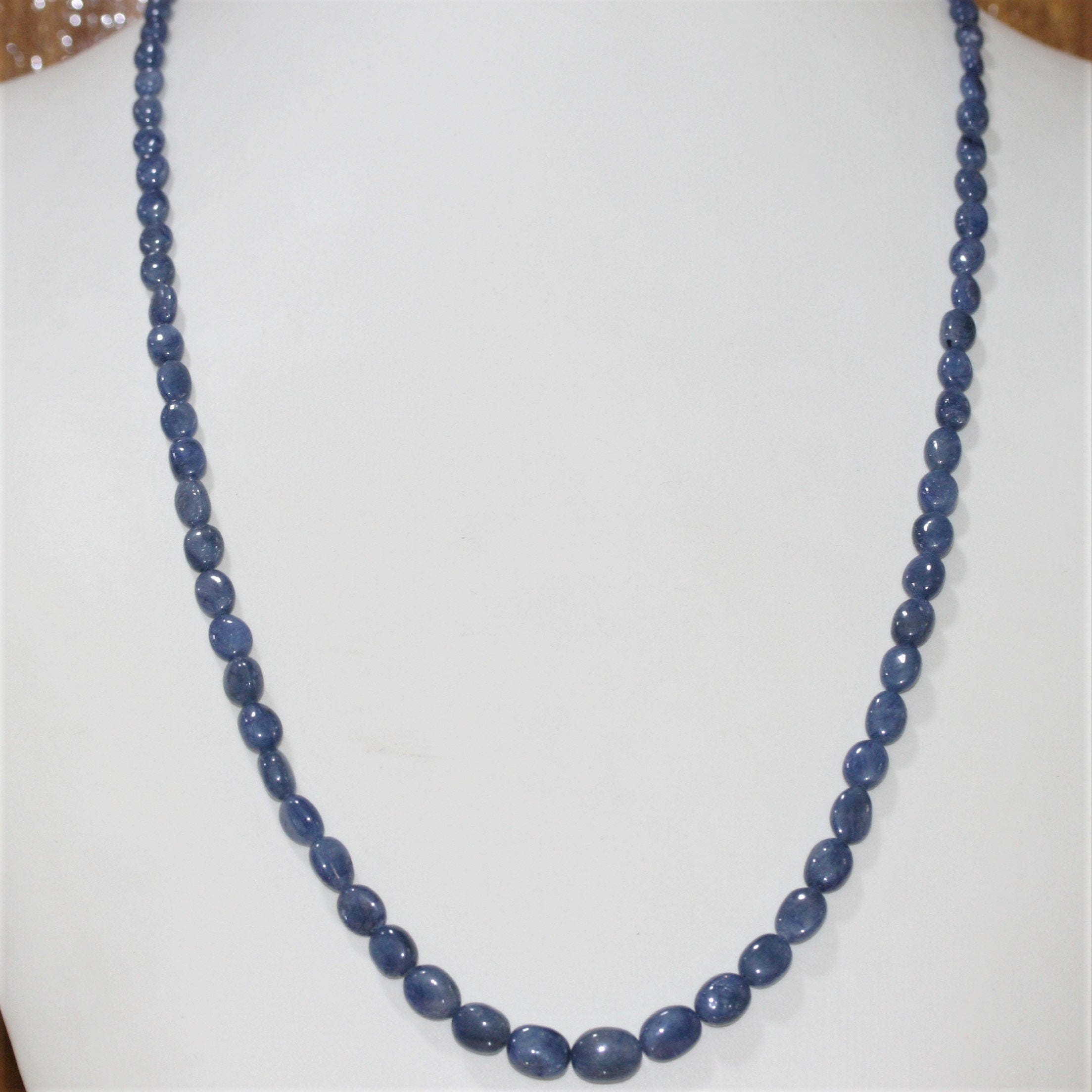 Collar de zafiro azul ovalado liso y graduado (5 x 4-11 x 8 mm, aprox.)