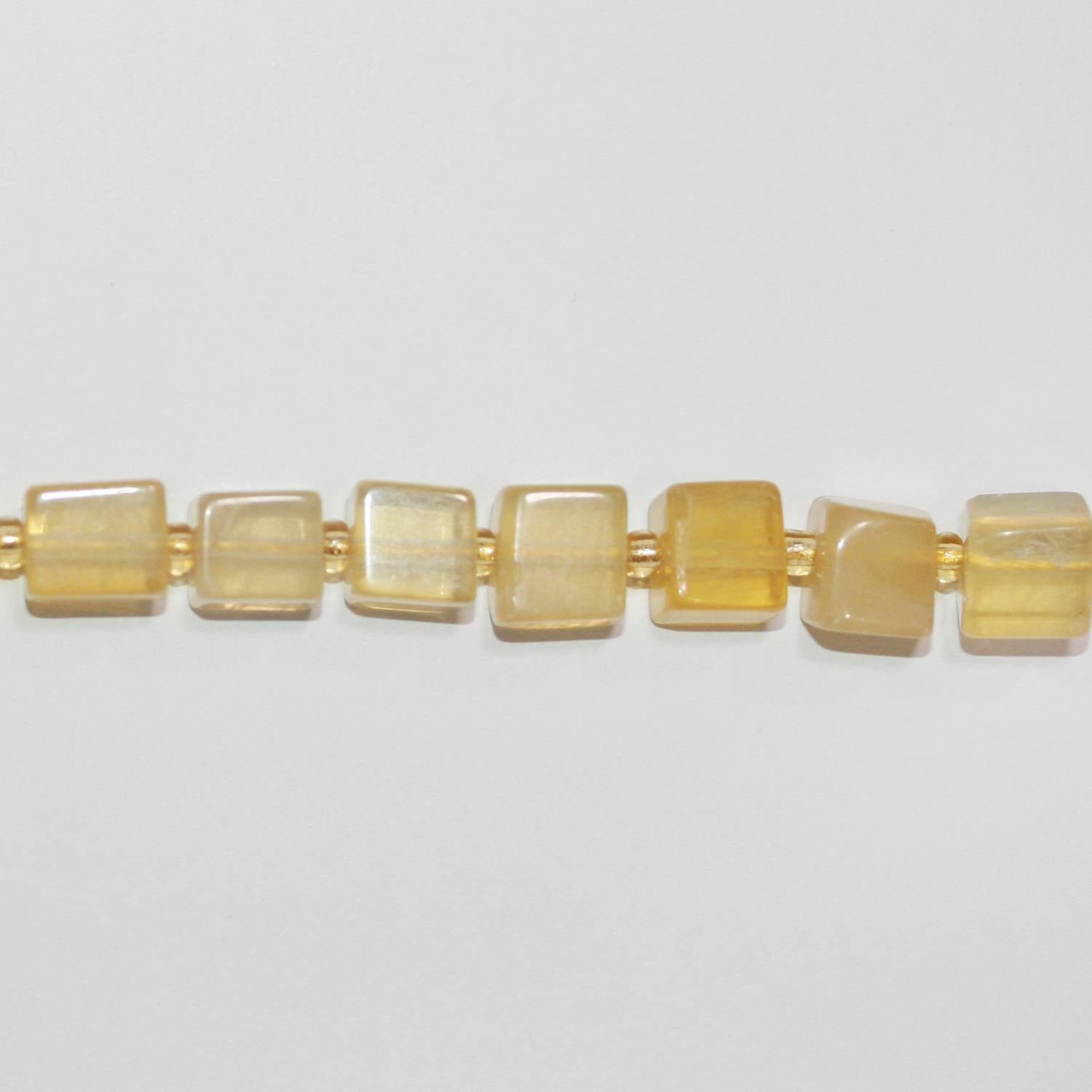 Perles cubiques lisses en fluorite jaune St de 14 pouces, 7-8 mm environ - Longueur du fil : 38 cm.