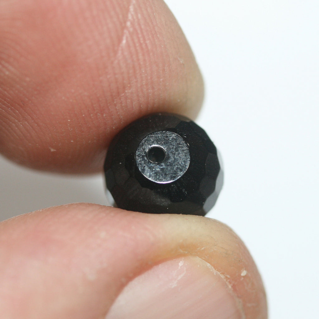 Perles rondes à facettes en onyx semi-percées de 10 mm (1 paire).