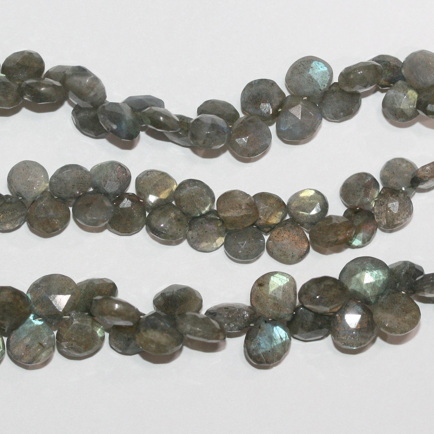 Perles en forme de goutte facettées en labradorite de 20 cm (8 pouces), 6-7 mm. Longueur du fil : 20 cm.