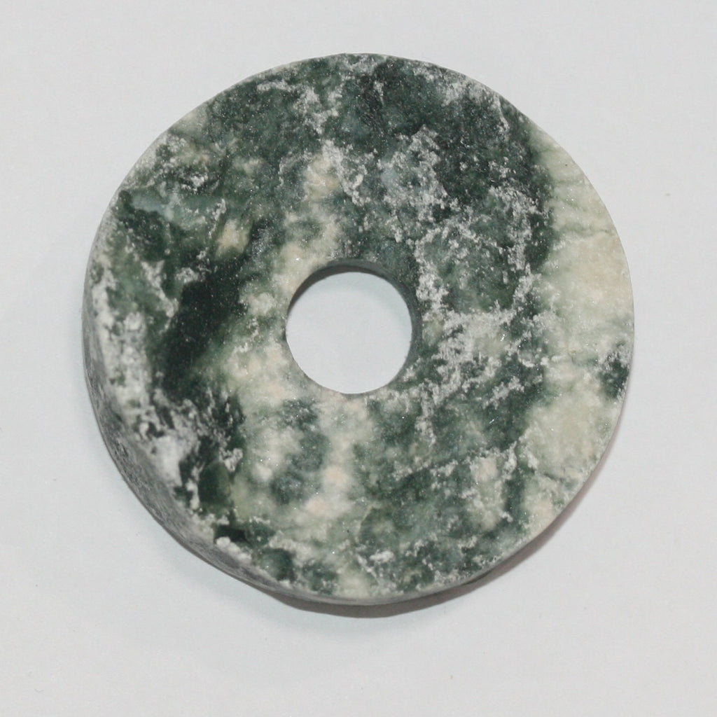 Pendentif en jaspe vert non poli, environ 50 à 80 mm.