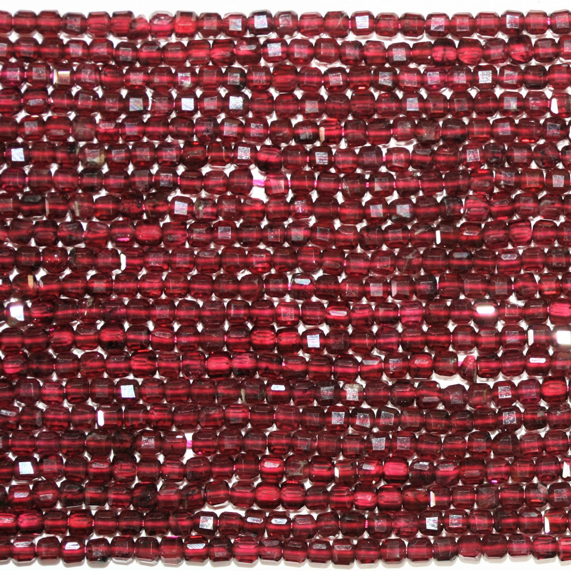 15" Perles cubiques à facettes en grenat Saint-Martin 2 mm.-Ring 39 cm.