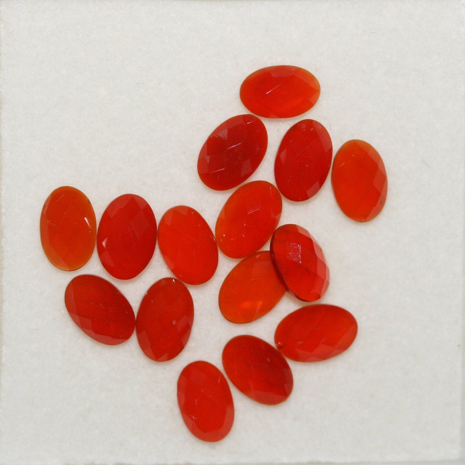 Lot de 15 cabochons ovales à facettes en cornaline 8x6mm. (15 pièces)