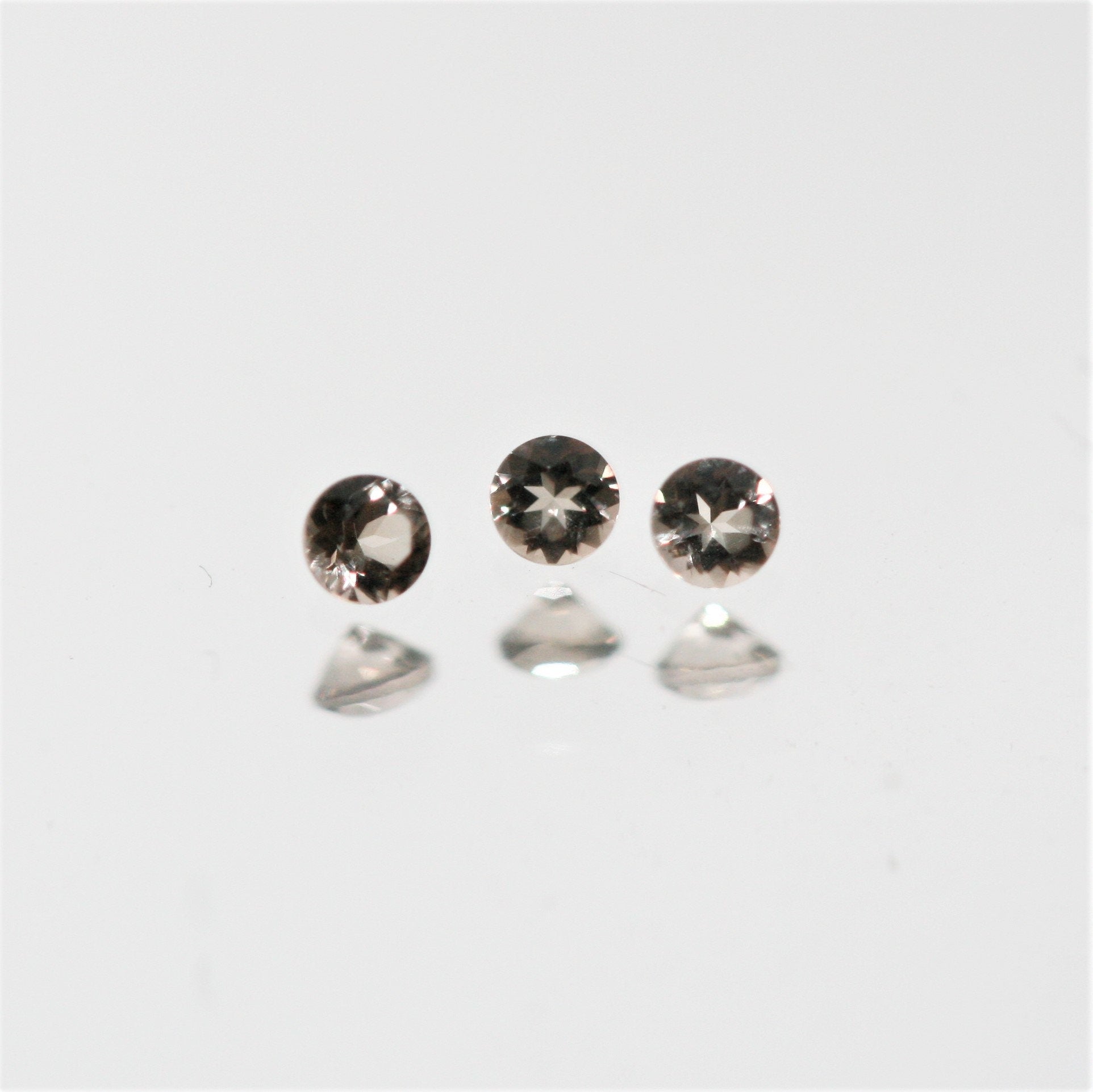 Lote de cuarzo ahumado facetado redondo de 1,5 mm - 2 quilates