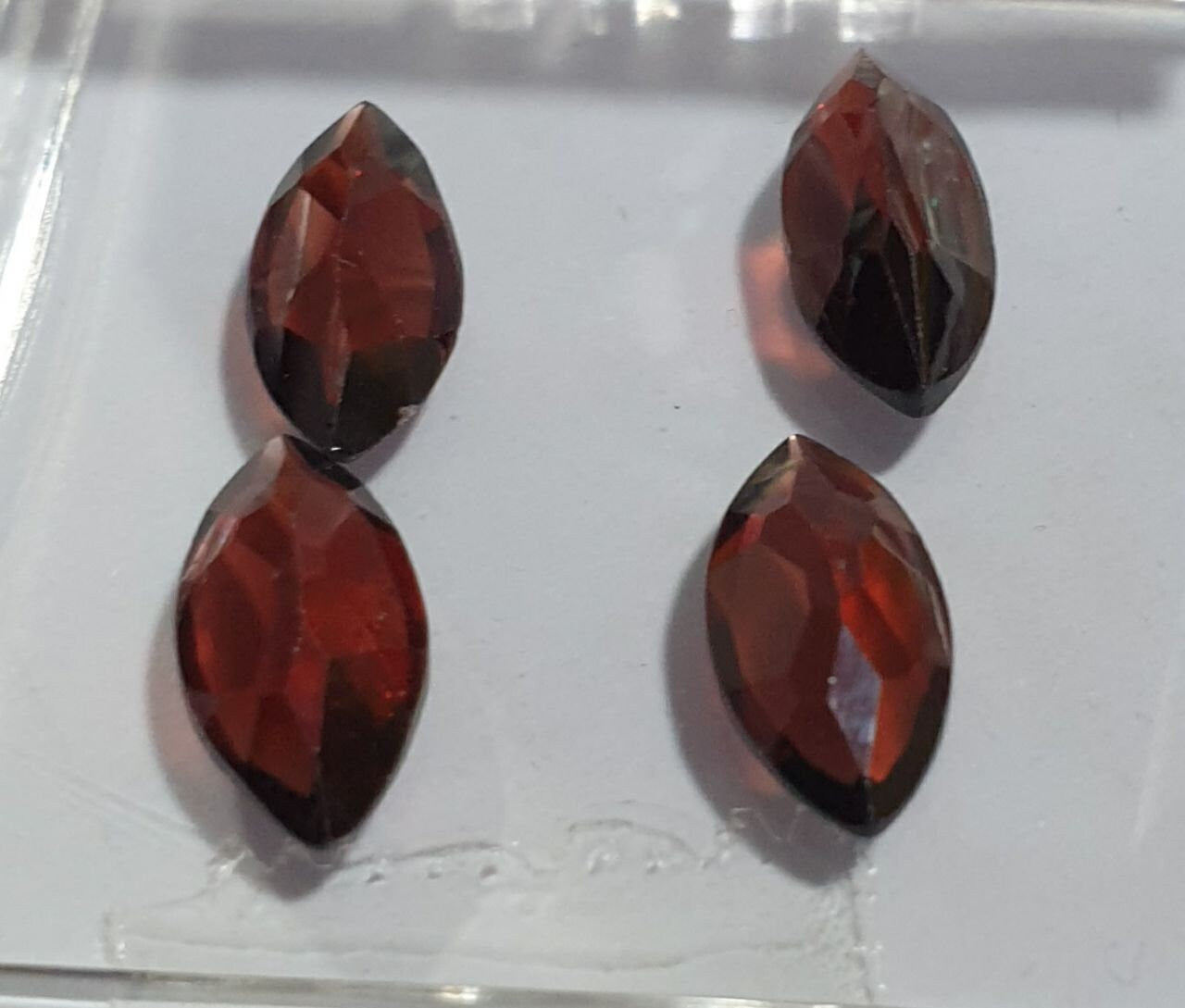 Lote de 4 Granates Marqués Facetados de 12 x 6 mm. (4 piezas)