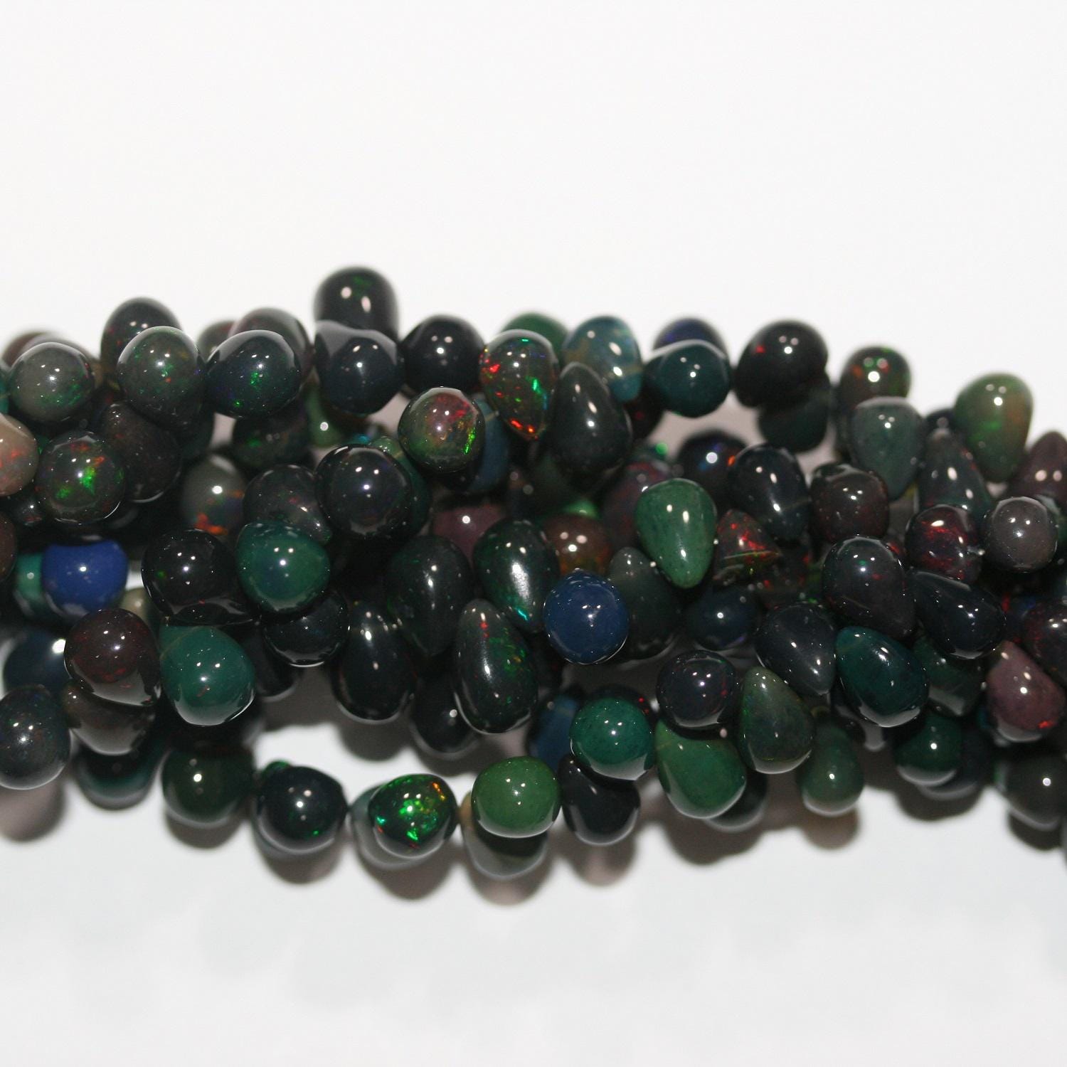 Cuentas de ópalo etíope negro de 8" con efecto degradado suave. 8 x 5 mm - 5 x 3,5 mm. Hilo de 20 cm. Ref. 14883