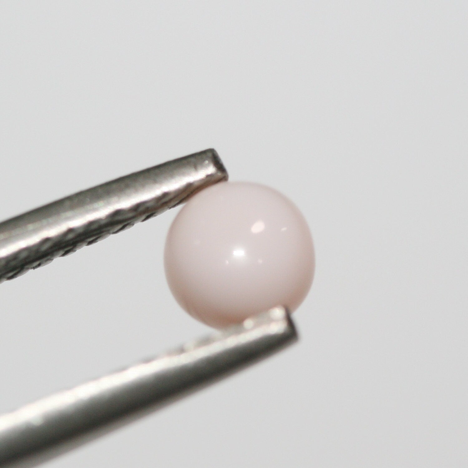 Lot de 15 cabochons ronds en opale rose de 5 mm. (15 pièces).