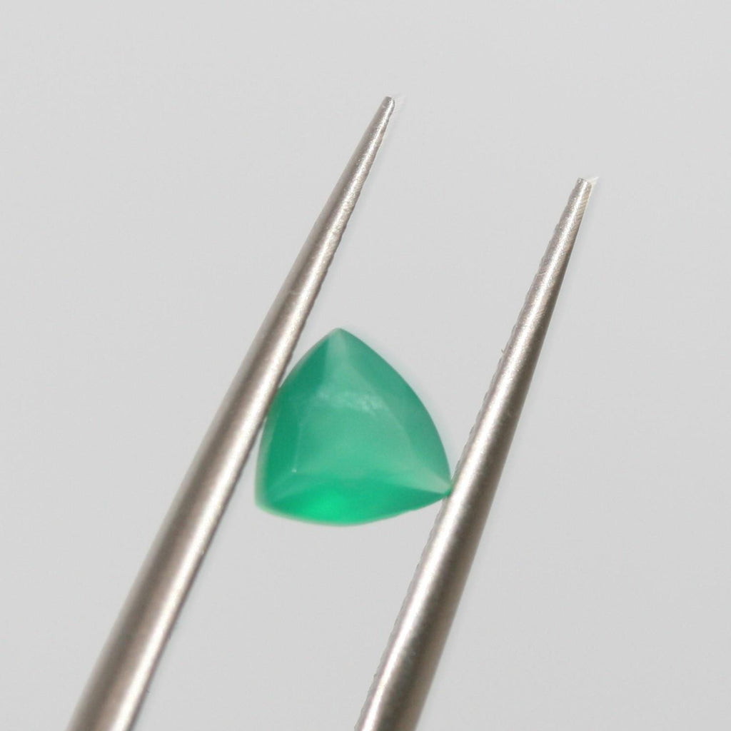 Lot de 20 pierres précieuses d'onix vert facettées taille trillion 5 mm. - Pierres précieuses de qualité supérieure, vente en gros.