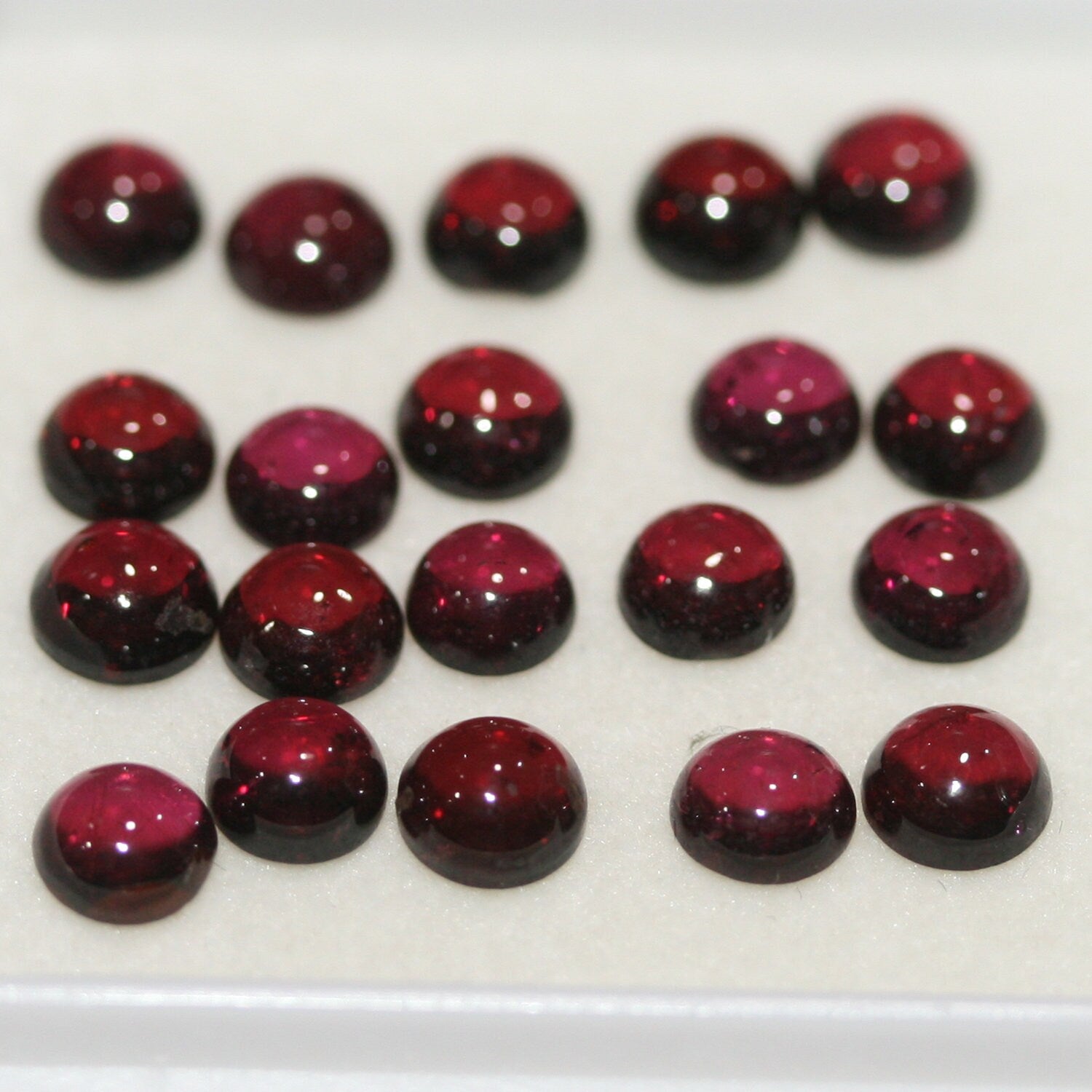 Lote de 20 cabujones redondos de granate de 5 mm. (20 uds.)