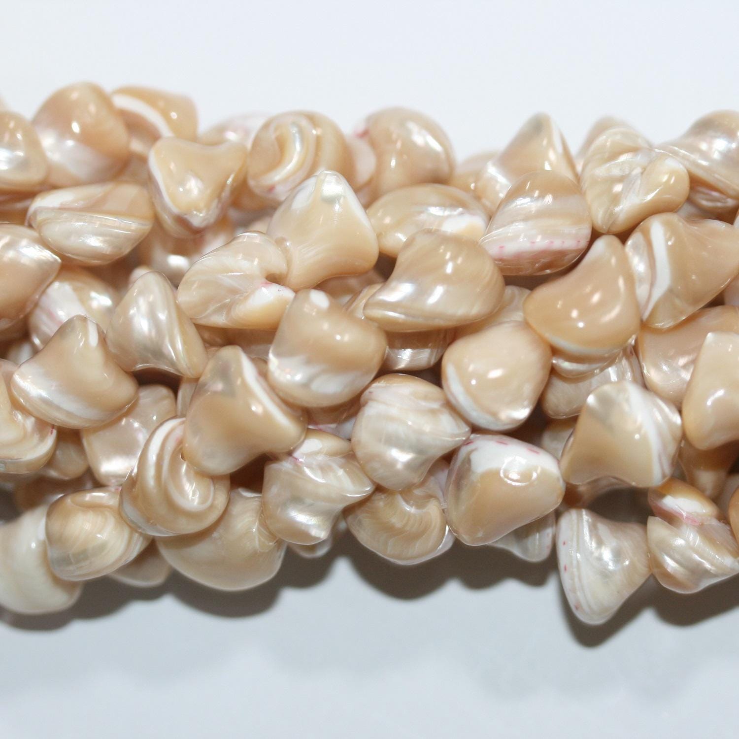 Cuentas Nugget Lisas MOP Marrón Claro de 17", 15 x 11 mm - Hilo de 41 cm - Artículo 14766