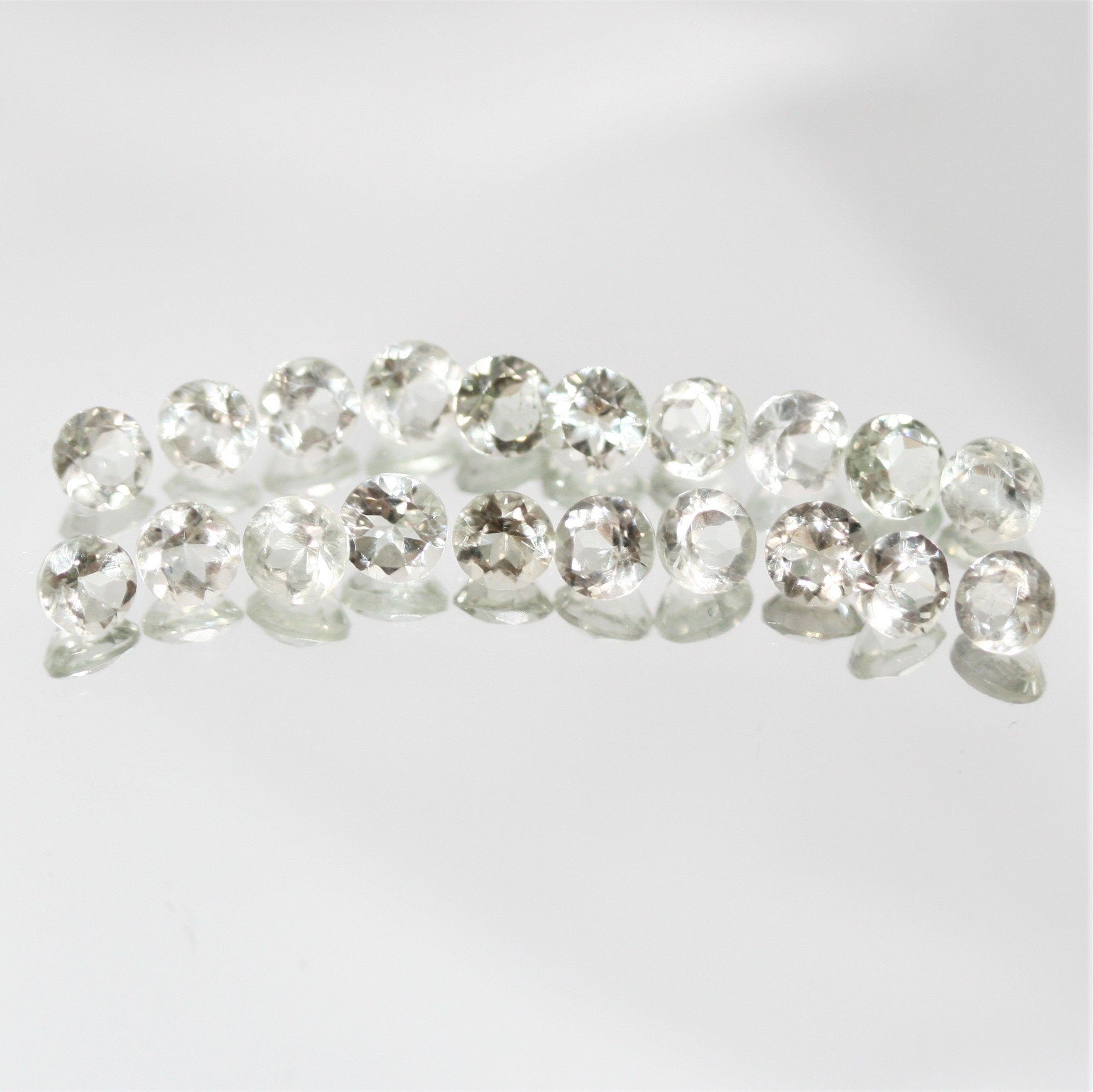 Lot de 20 pierres rondes à facettes de prasiolite de 4 mm.