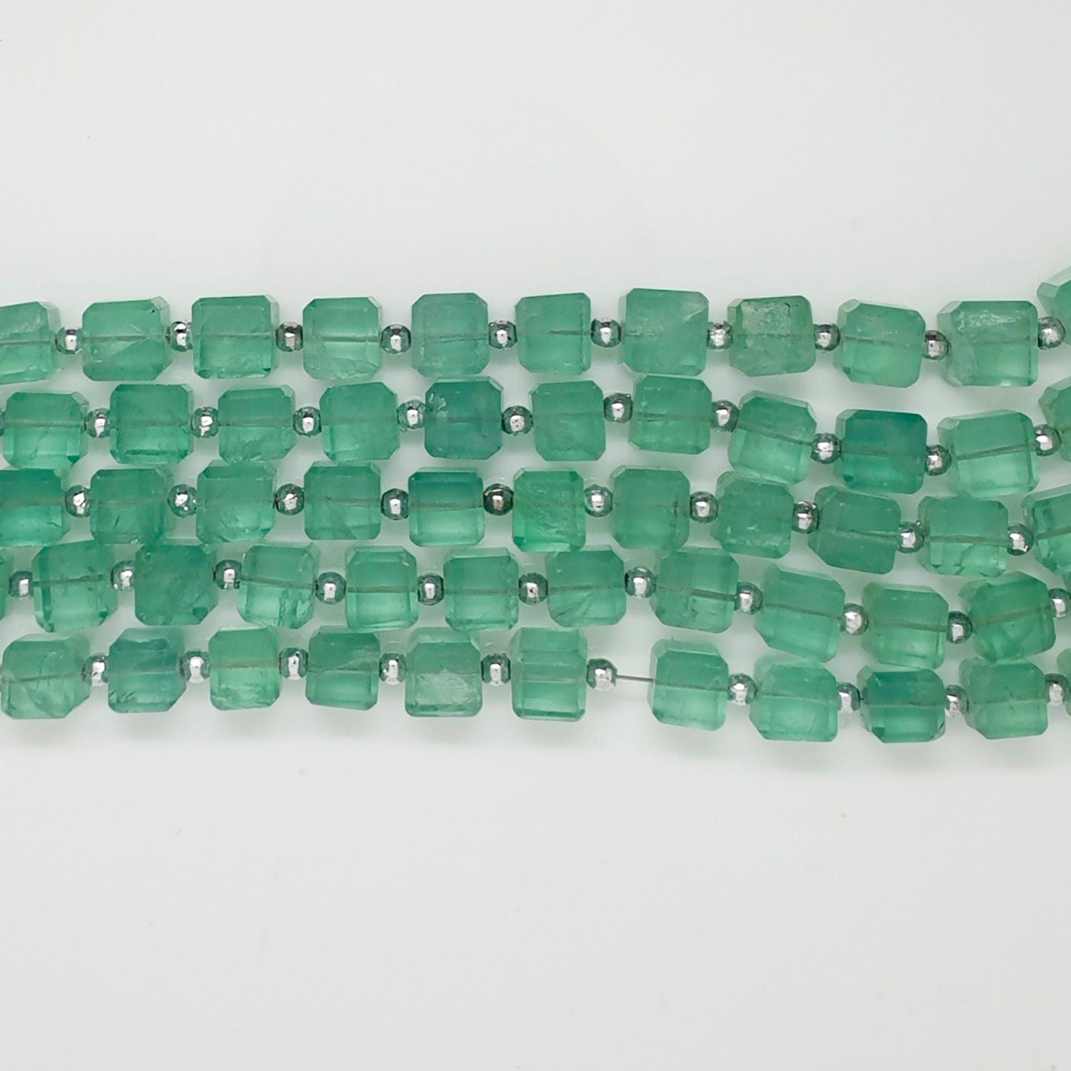 Cuentas cúbicas lisas de fluorita de 7" (7-8 mm) - Hilo de 20 cm