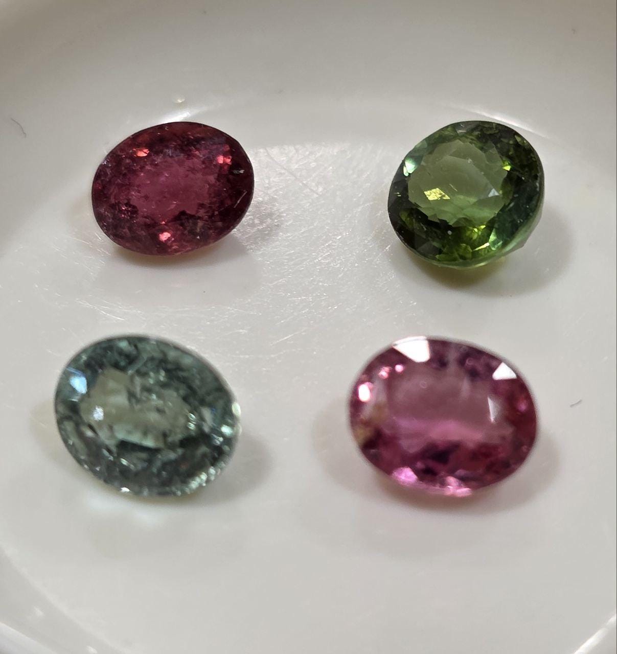 Lot de tourmalines multicolores ovales à facettes 6,6-5 x 6 x 4,8 mm (4 pièces) - Pierres précieuses en vrac - Prix de gros - Gemmes naturelles