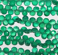 Perles en onyx vert facettées en forme de goutte, 8 pouces (environ 20 cm), diamètre 7 mm. Longueur du fil : 19 cm.