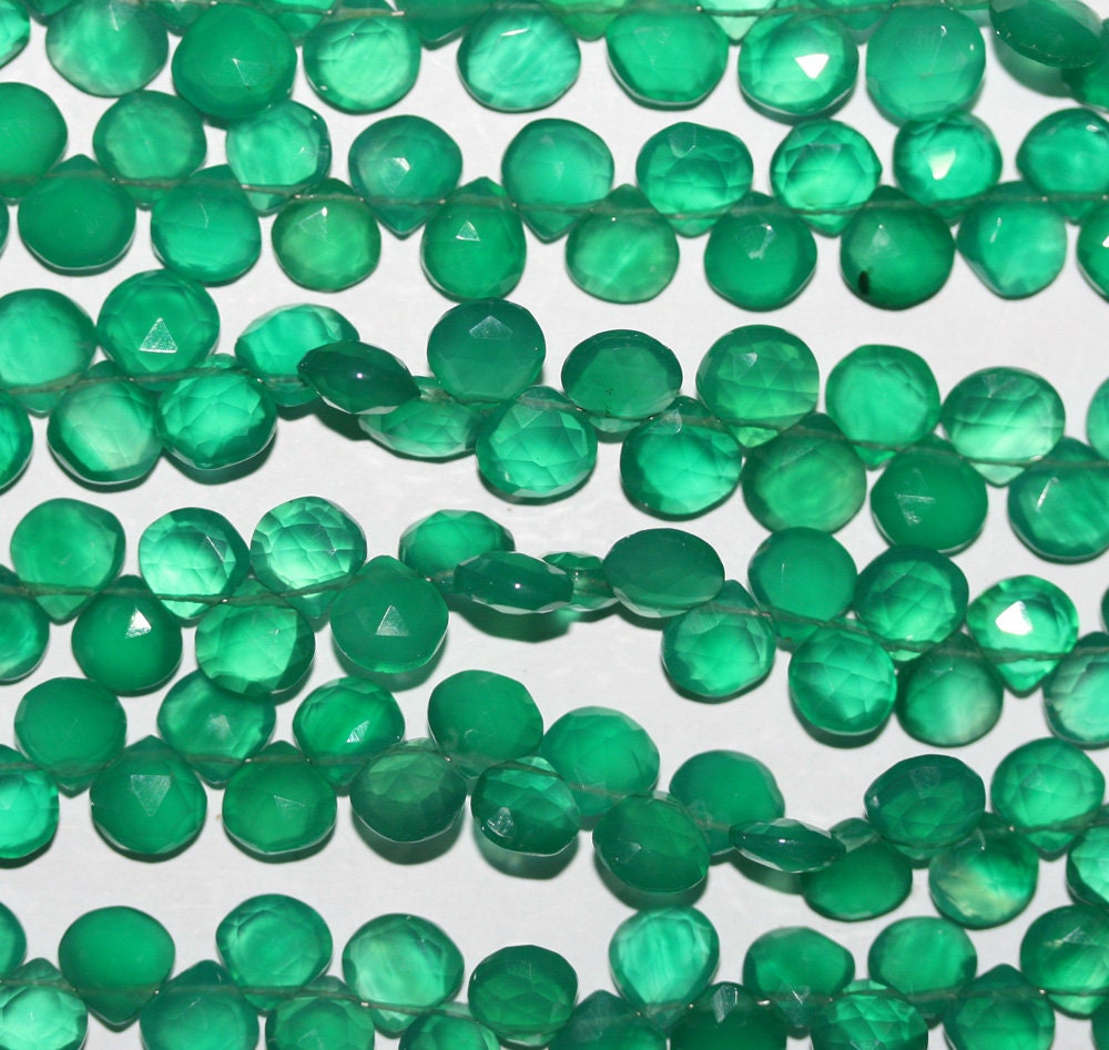 Perles en onyx vert facettées en forme de goutte, 8 pouces (environ 20 cm), diamètre 7 mm. Longueur du fil : 19 cm.
