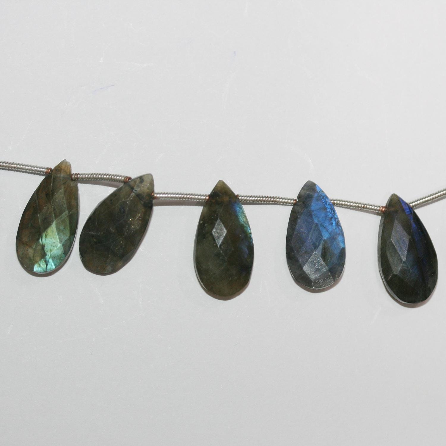 Perles en forme de goutte à facettes de Labradorite de 8 pouces, 17 x 10 mm environ. Longueur du fil : 20 cm.