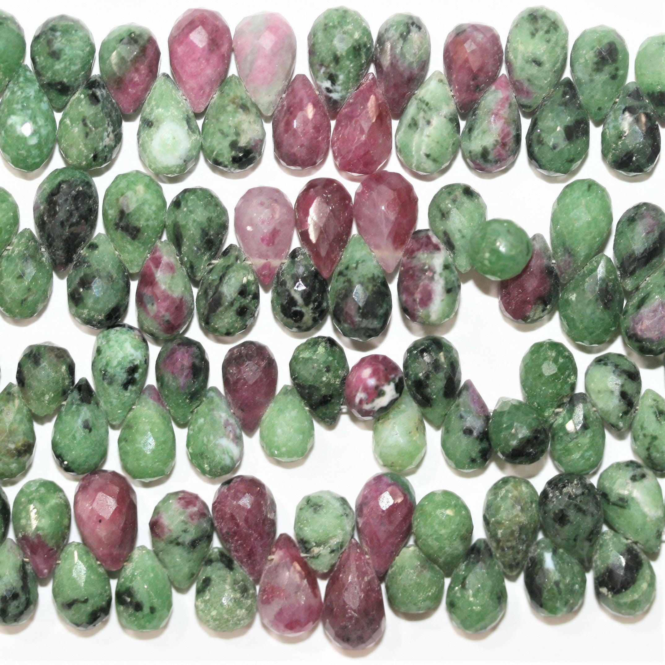 Perles en forme de goutte facettées en zoïsite rubis St de 8 pouces, 10 x 6 mm - Fil de 21 cm.