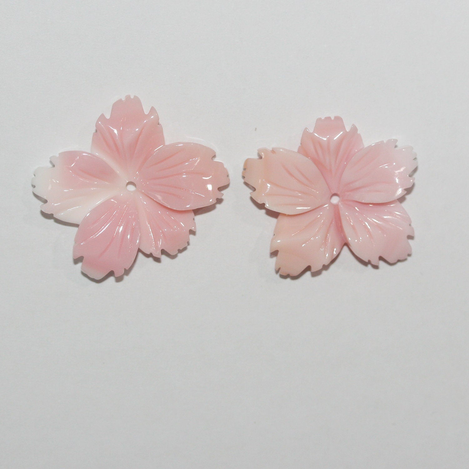 Pendentif feuille de coquillage rose naturel (1 paire) 20 mm environ.