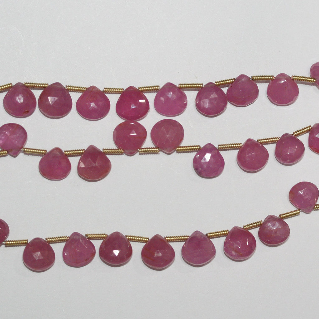 Perles en saphir rose St de taille dégradée, en forme de goutte, de 5 à 7 mm. Longueur approximative du fil : 21 cm.