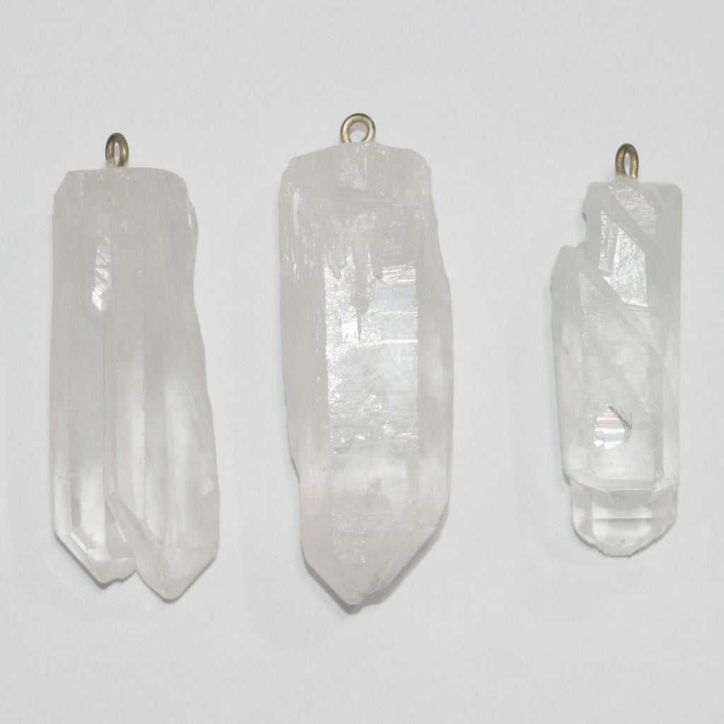 Colgante de cuarzo cristal de roca sin pulir con forma de barra irregular facetada, 55 x 18 mm aprox.