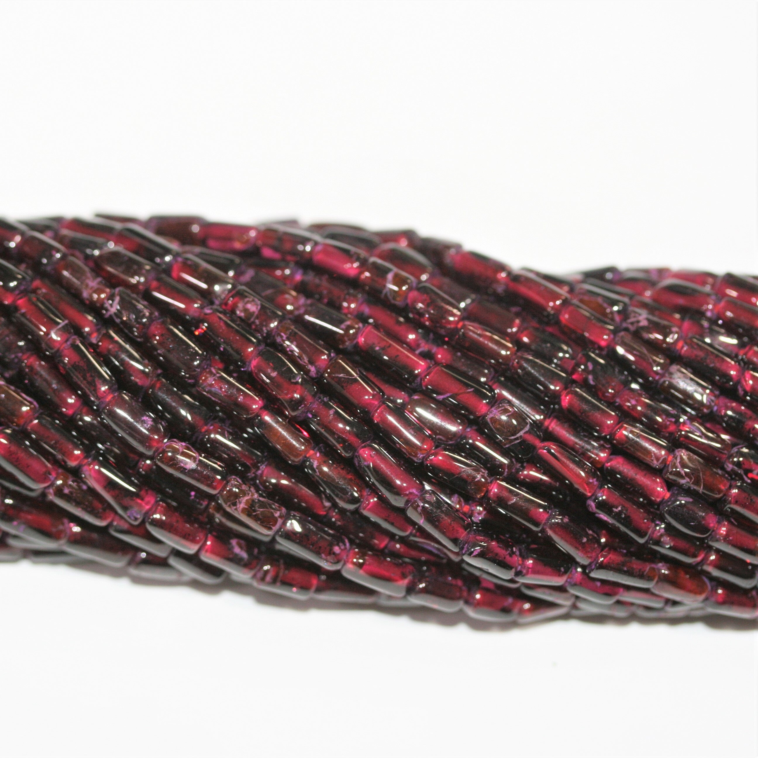 Perles tubulaires lisses en grenat de Saint-Pierre, 14 pouces, 6 x 3 mm. Longueur approximative du brin : 36 cm.