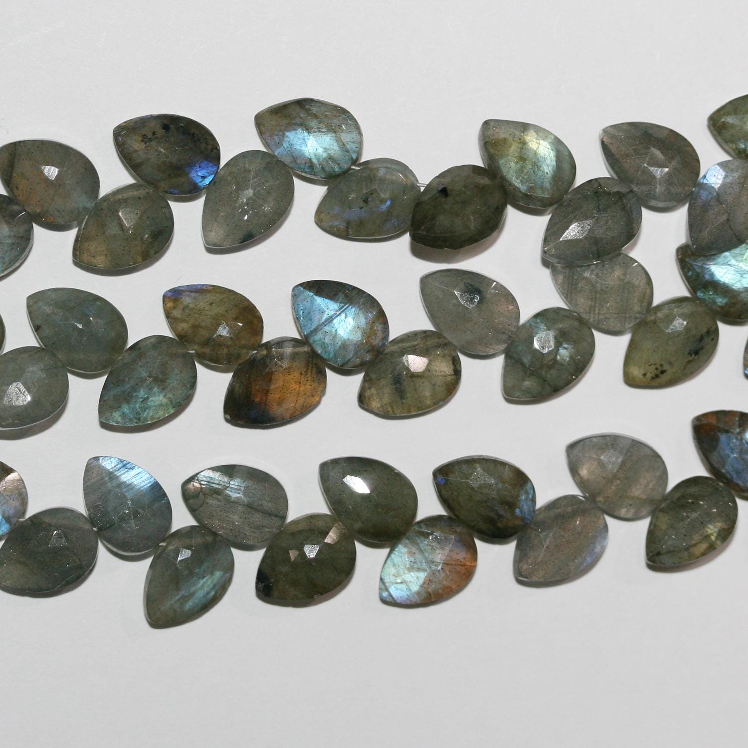 Perles en forme de goutte à facettes de Labradorite de 8 pouces, 10 x 6 mm - Fil de 20 cm.