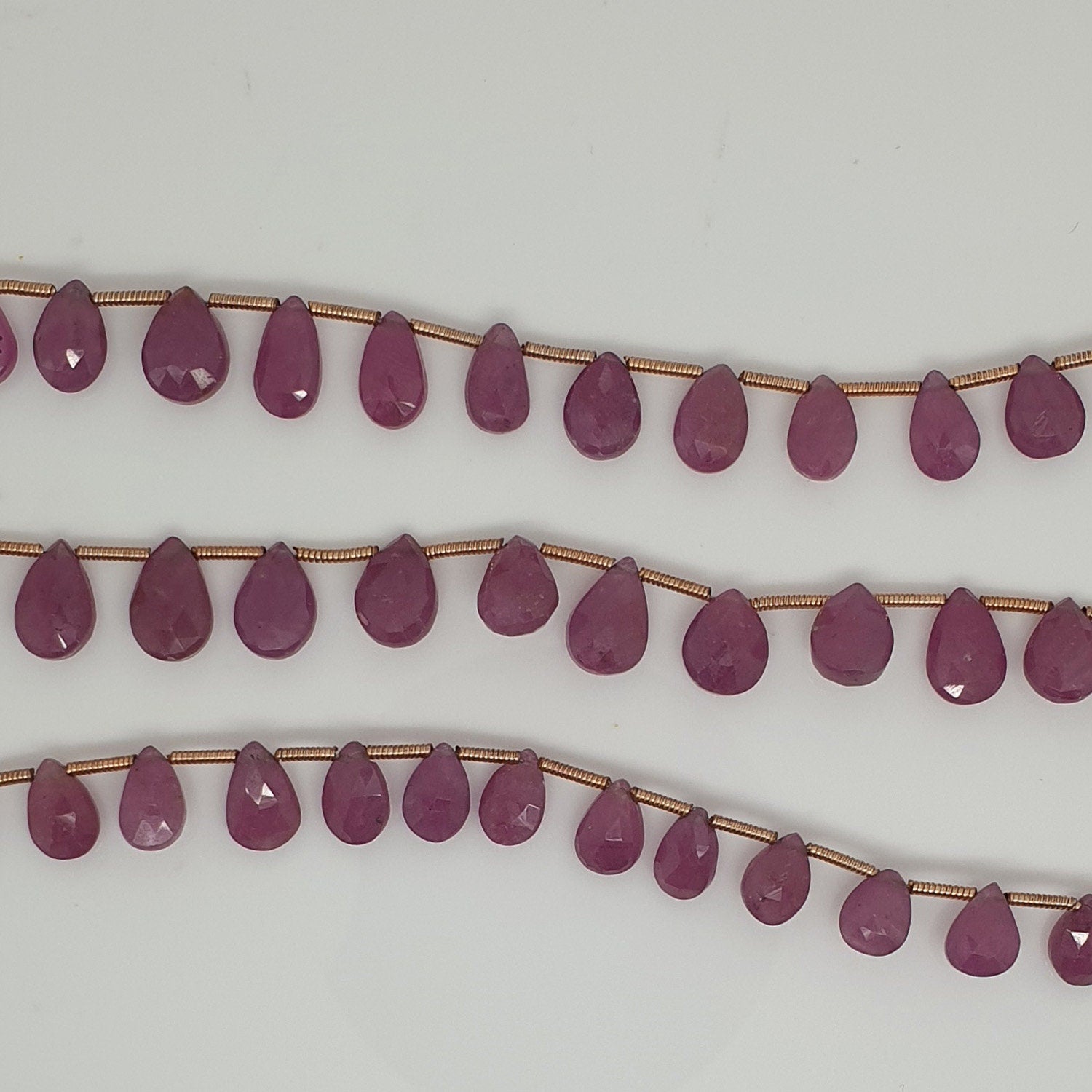 Perles en forme de goutte facettées St Ruby de 8 pouces, 10 x 7 mm environ - Longueur du fil : 21 cm.