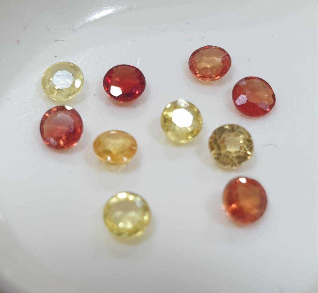 Lot de saphirs multicolores à facettes rondes de 3 mm (10 pièces).